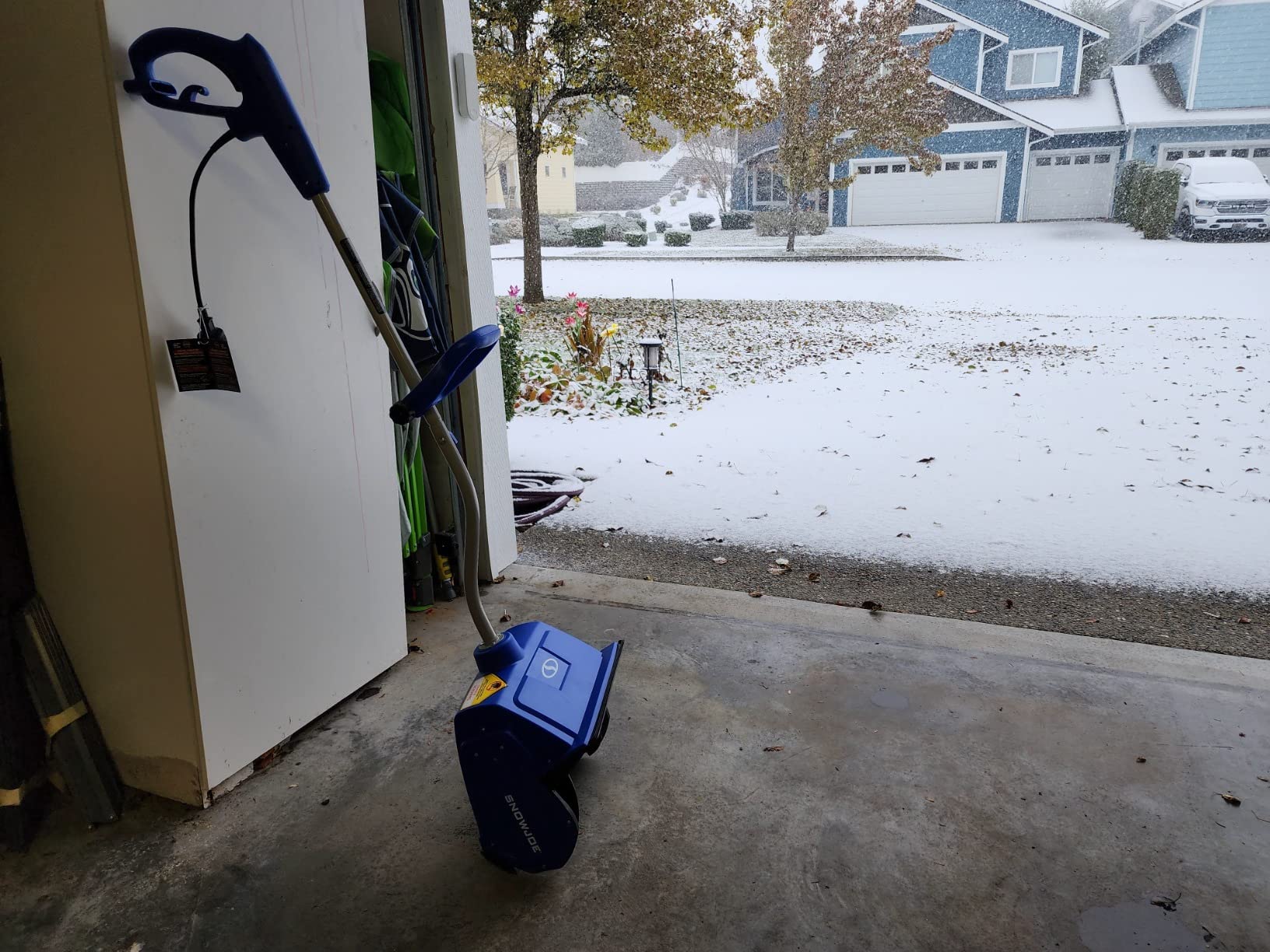 Snow Joe 324E Electric Snow Shovel, 10A Motor, 2-Blade Paddle Auger, Adjustable Handle, 2W LED Light, Clears 14-Inch by 6-Inch Path customer photo 1