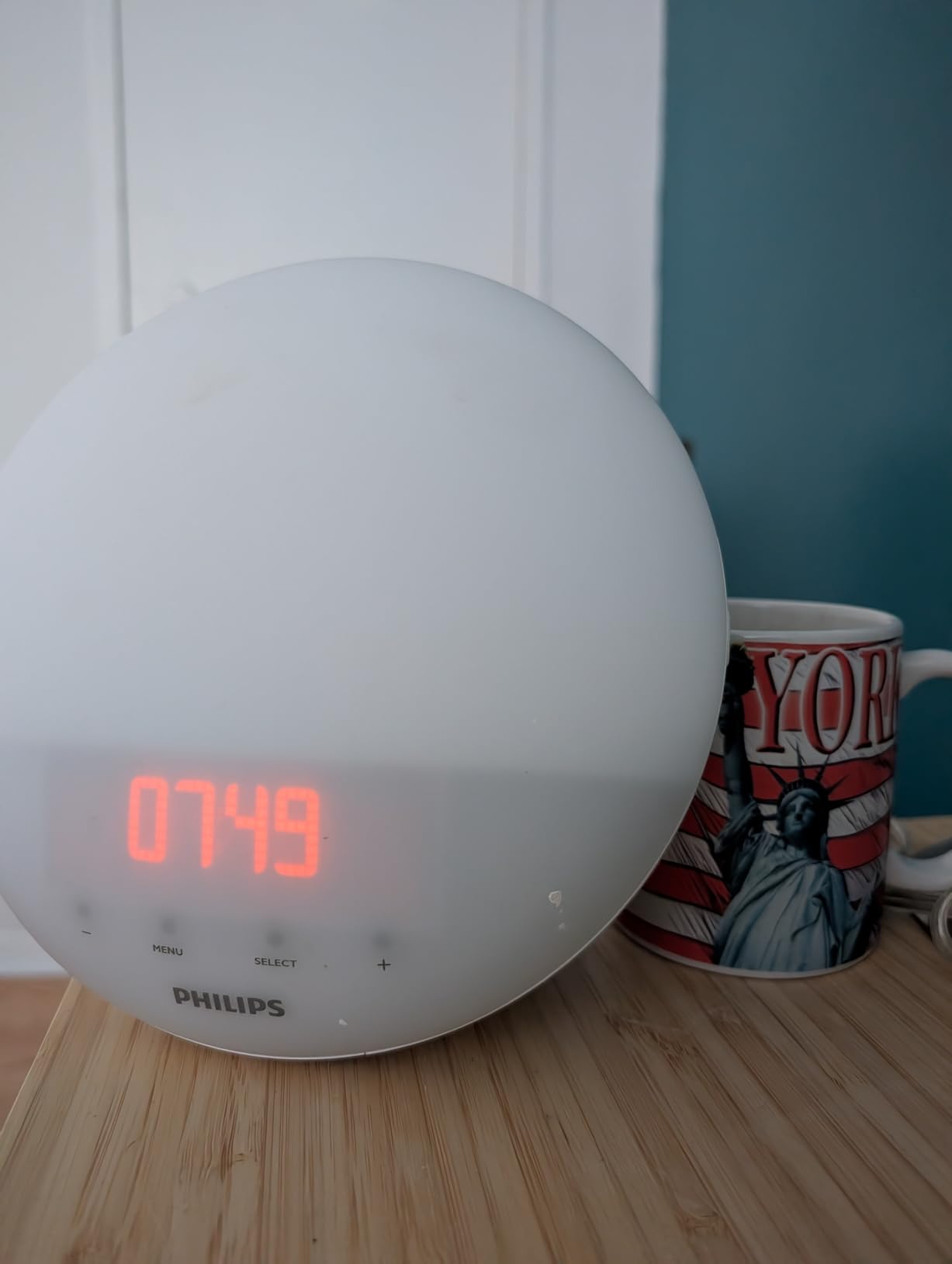 Philips SmartSleep Wake-up Light, Colored Sunrise and Sunset Simulation, 5 Natural Sounds, FM Radio & Reading Lamp, Tap Snooze, HF3520/60 customer photo 2