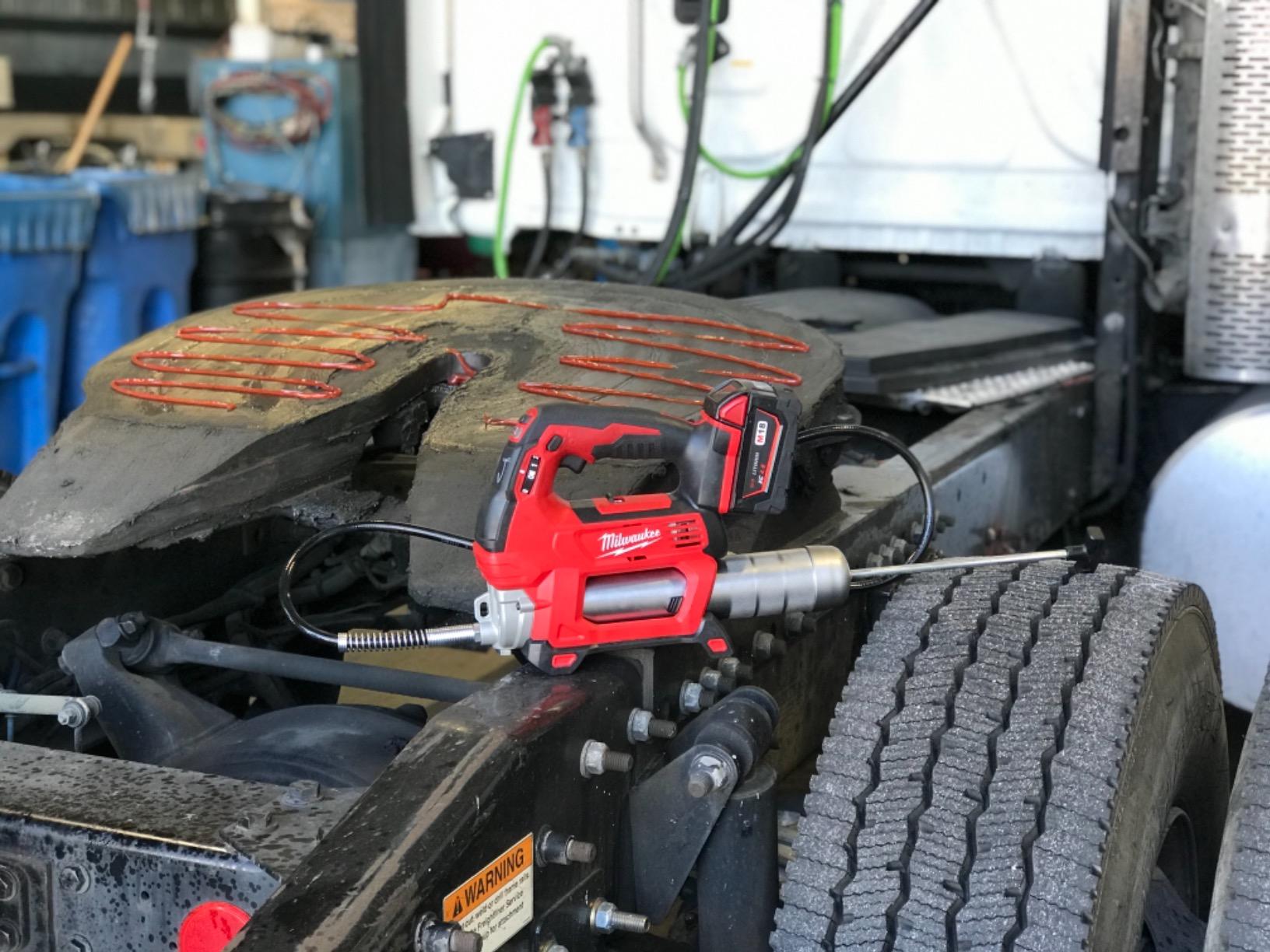 Milwaukee 2646-20 M18 2-speed Grease Gun, Bare Tool customer photo 1