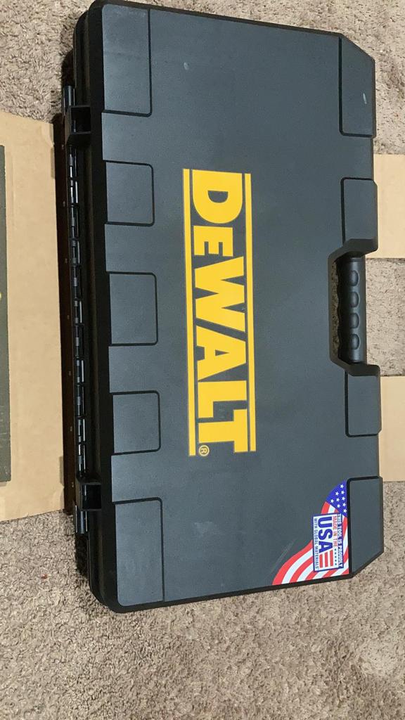 DEWALT Grease Gun Kit 20V MAX with 4.0Ah Battery and Charger, Cordless Grease Gun, LED Light, 42” Hose, 10,000 PSI, Variable Speed Triggers (DCGG571M1) customer photo 2
