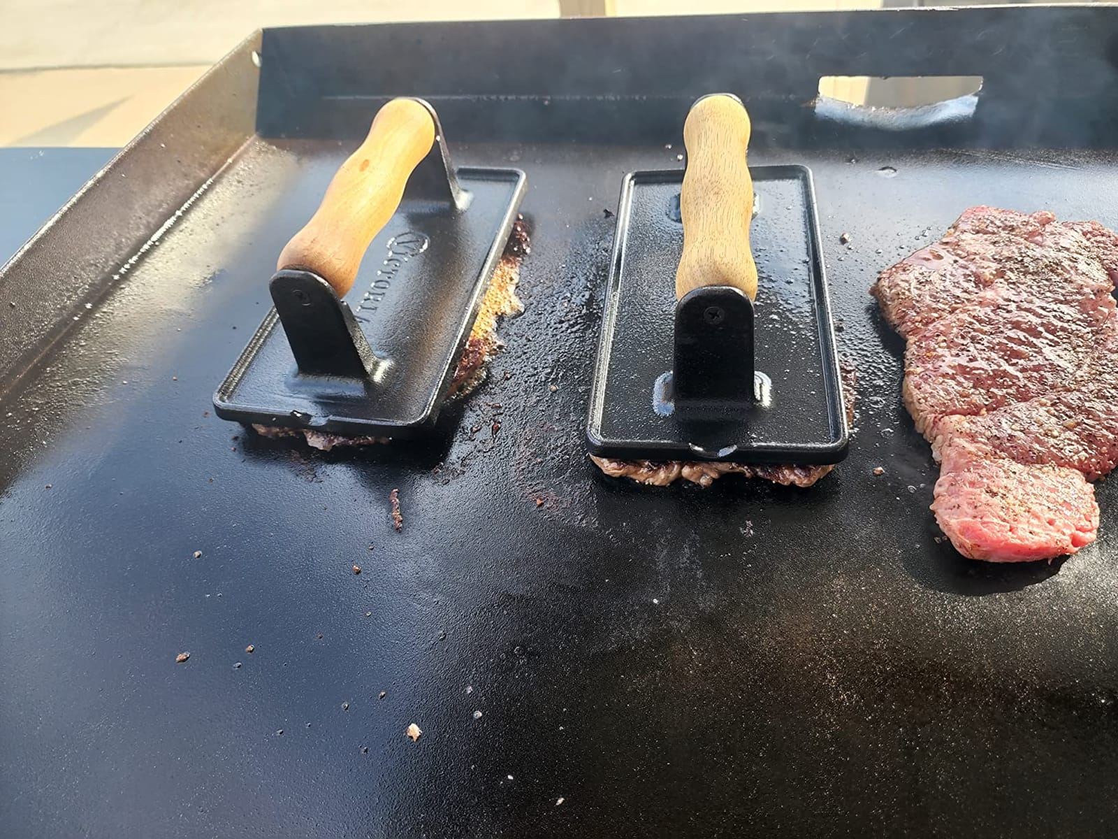 Victoria Cast Iron Panini Press, Burger Press, Bacon Press, Grill Press, Seasoned with 100% Kosher Certified Non-GMO Flaxseed Oil, Model Number: GAD-025 customer photo 1