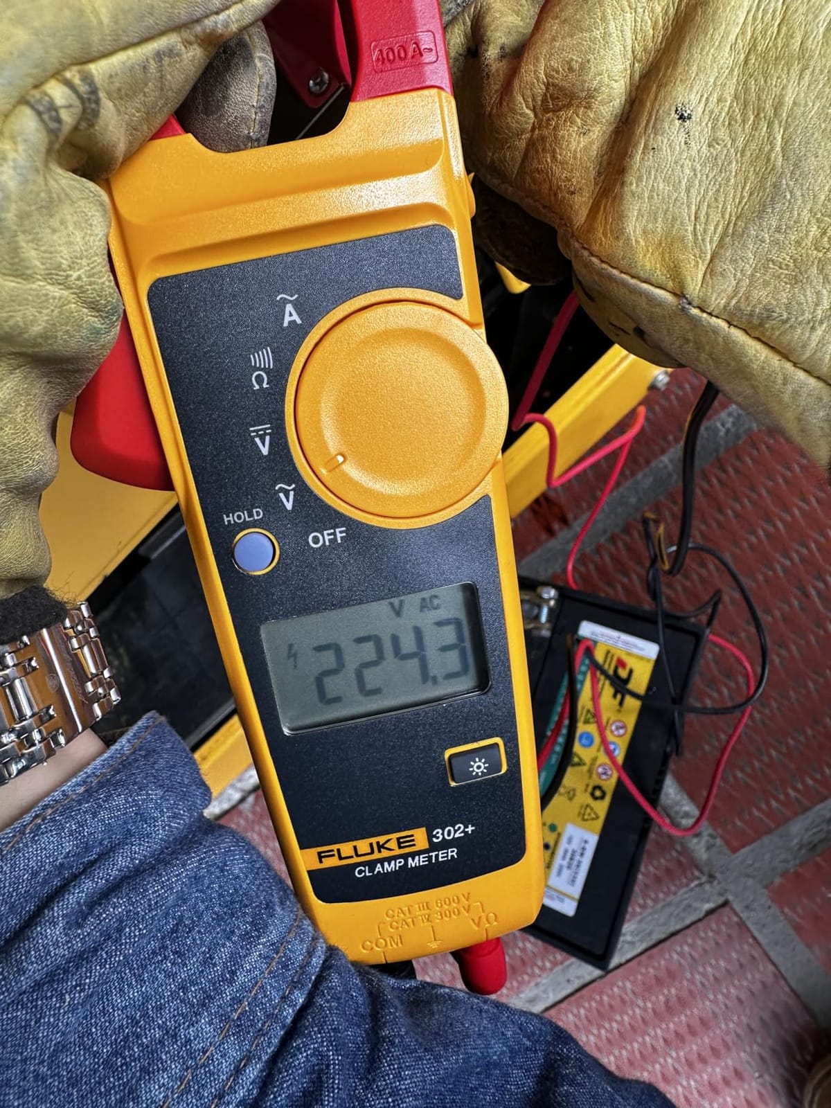 Fluke 302+ Digital Clamp Meter, 30mm Jaw, Measures AC Current to 400A, Measures AC/DC Voltage to 600V, Includes 2 Year Warranty customer photo 2