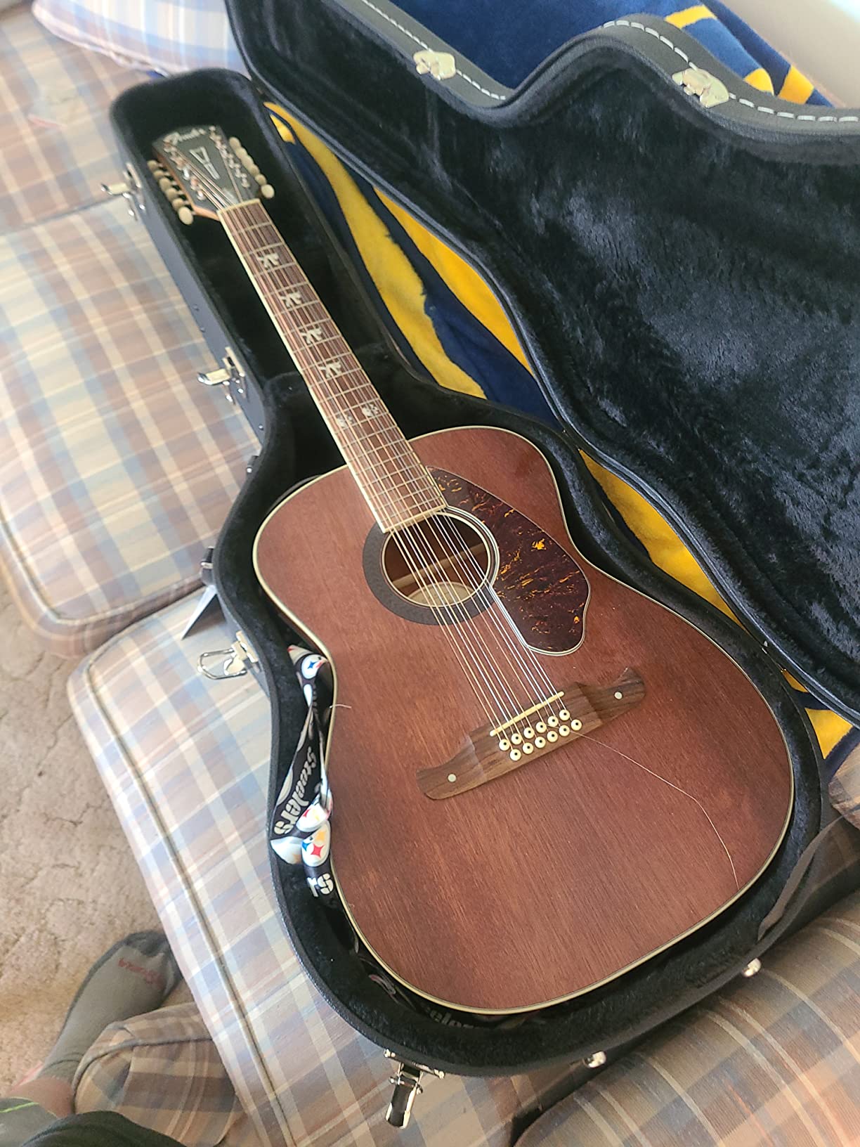 Fender Flat-Top Dreadnought Acoustic Guitar Case, with 1-inch Foam Padding, Guitar Accessories, Black customer photo 1