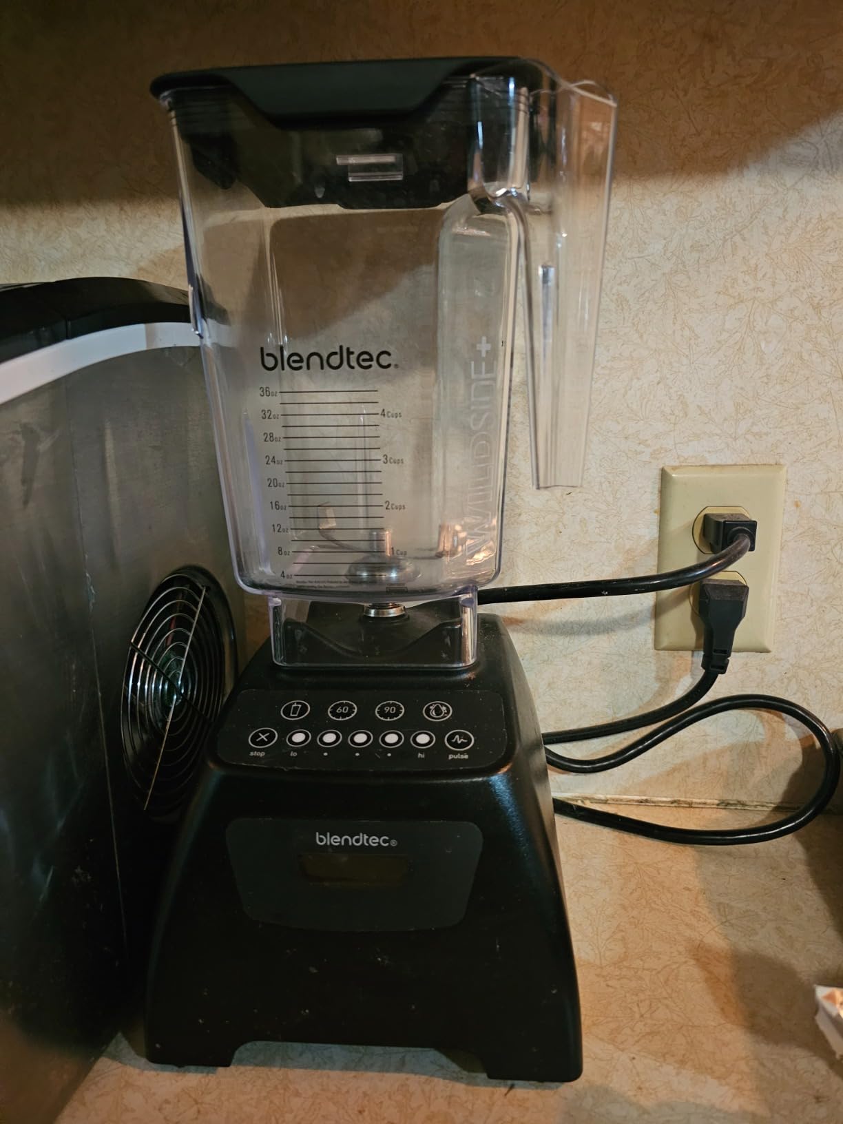 Blendtec Classic 575 Blender (Black), 90oz WildSide+ Jar customer photo 2