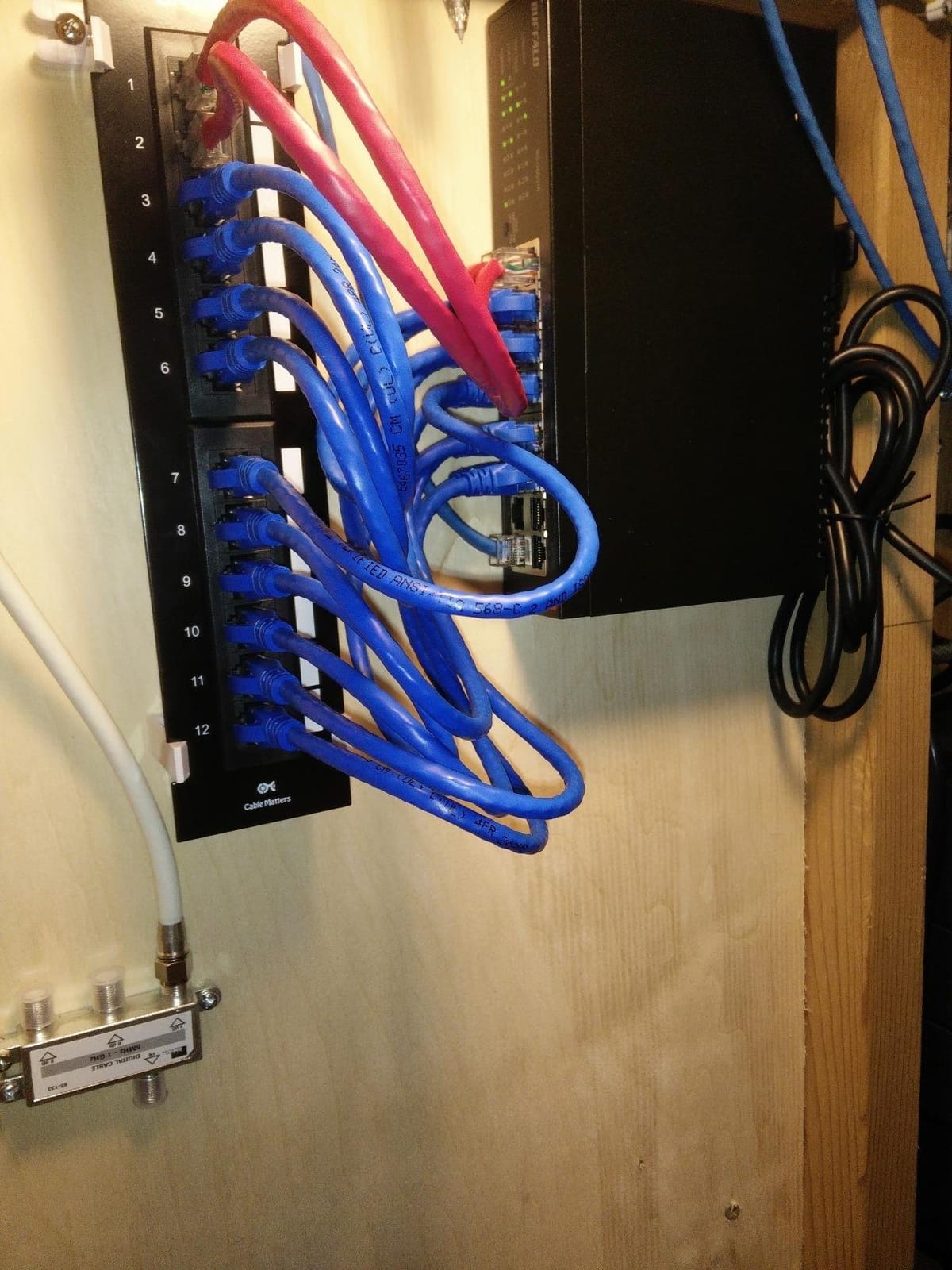 Cable Matters [UL Listed] Mini 10Gbps 12-Port Vertical Patch Panel customer photo 1