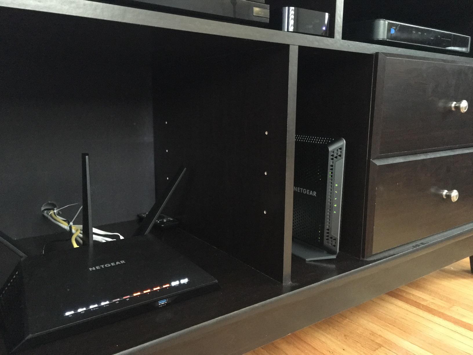 Netgear CM600-100NAS (24x8) DOCSIS 3.0 Cable Modem. Max Download speeds of 960Mbps. Certified for XFINITY by Comcast, Time Warner Cable, Cox, Charter & More (CM600) customer photo 1