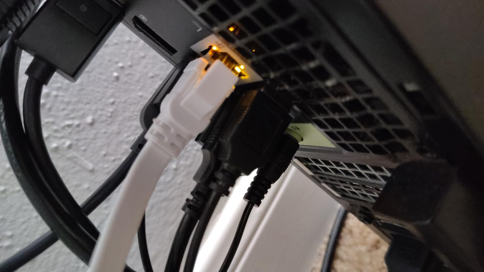 Jadaol Cat8 Ethernet Cable 25ft 40Gbps 2000MHz Flat S/FTP LAN Cable White customer photo 2