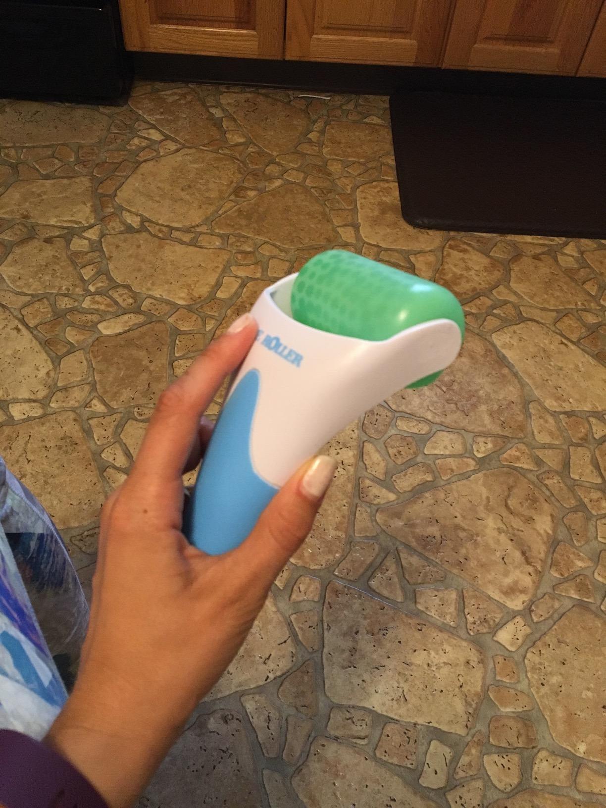 ESARORA Ice Roller for Face & Eye, Puffiness, Migraine, Pain Relief and Minor Injury, Skin Care Products customer photo 2
