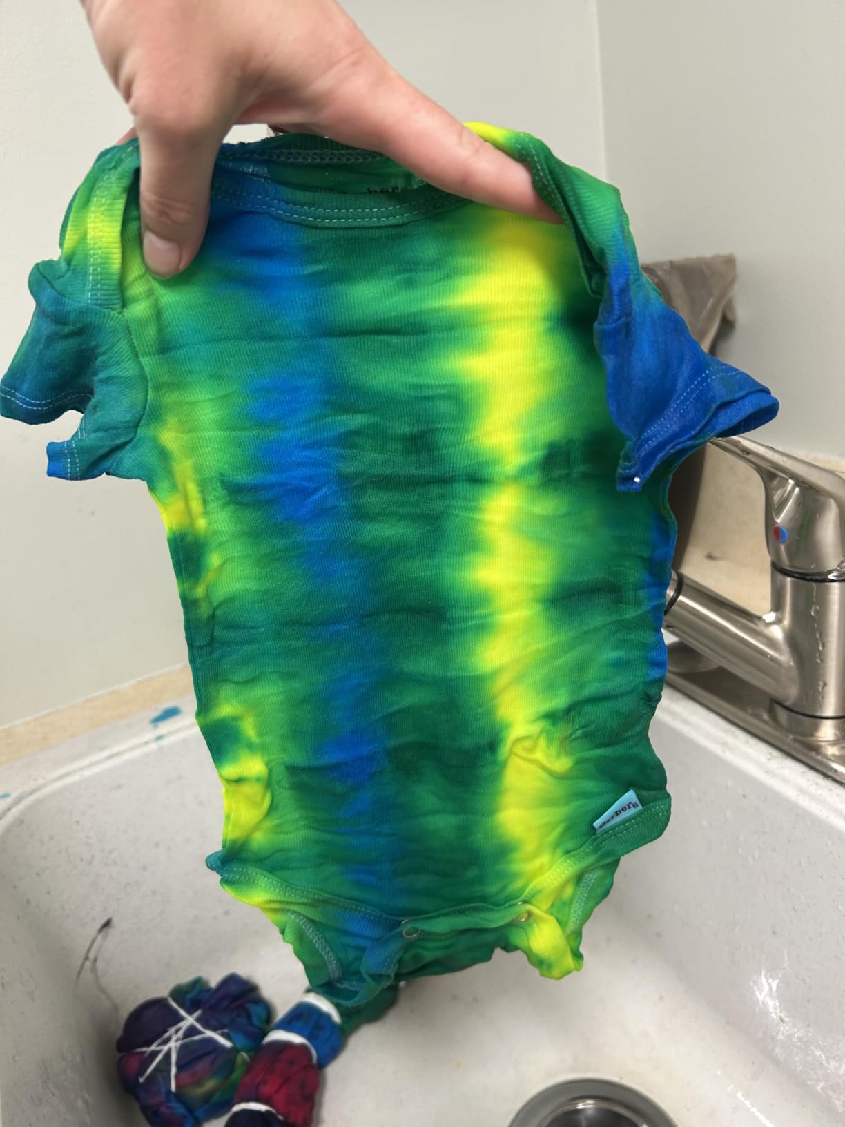 Tulip One-Step Tie Dye Kit, Large Group Activity, Gift, 14 Vibrant Colors, Permanent Fabric Dye, Easy Clean-up, 18 Prefilled Full-Size Bottles and Tools customer photo 2