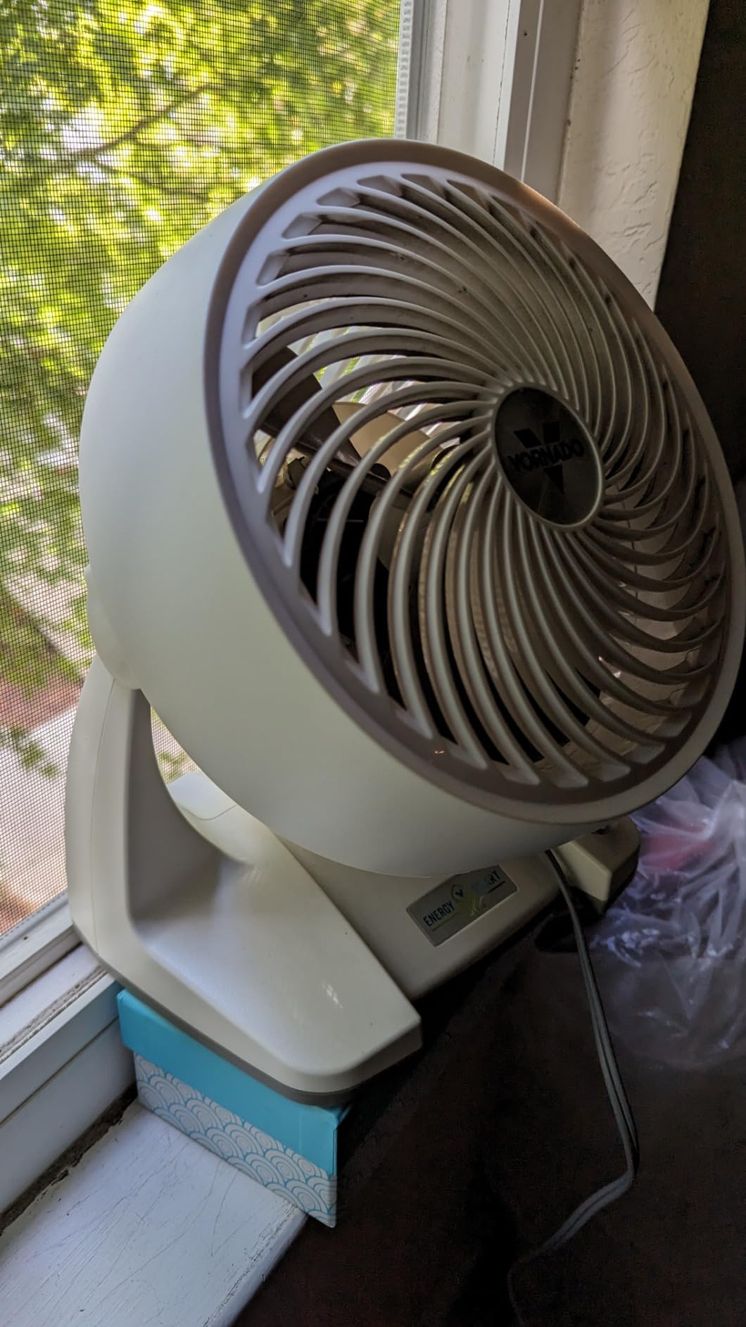 Vornado 533DC Energy Smart Small Air Circulator Fan with Variable Speed Control, White customer photo 2