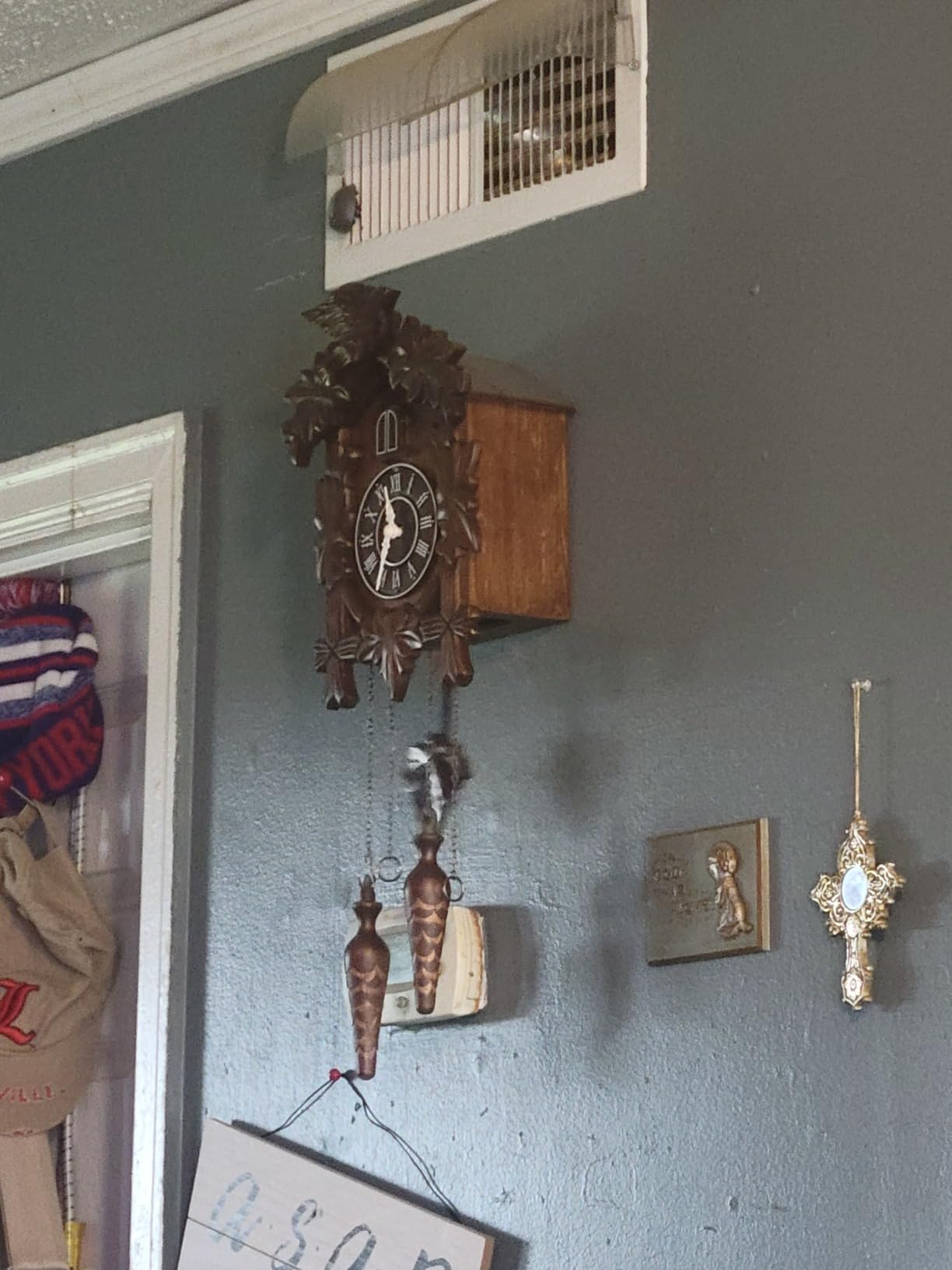 Rylai Vintage Cuckoo Clock Handcrafted Wooden Wall Clock for Home Décor customer photo 2