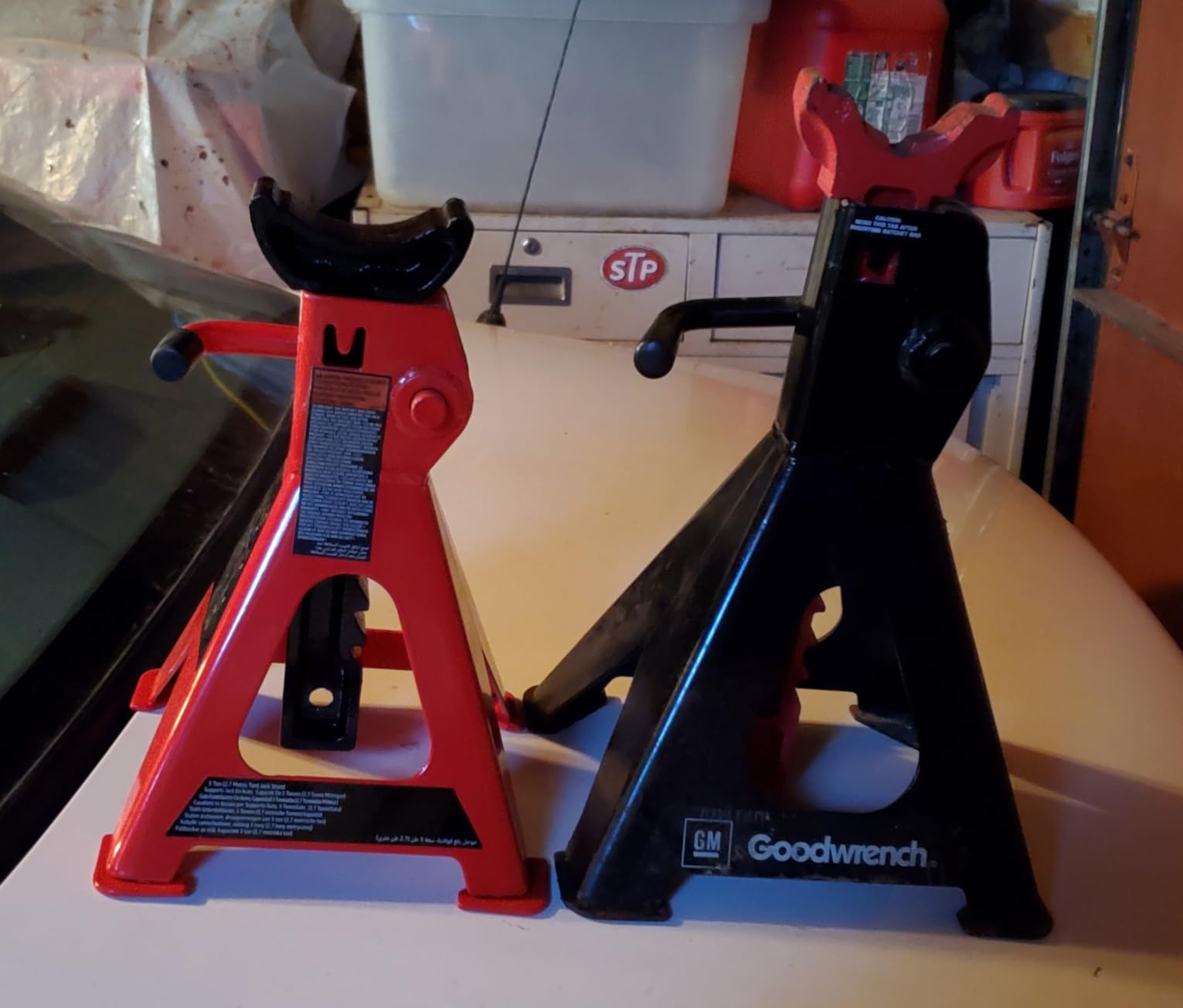 Amazon Basics Steel Jack Auto Stands, 3 Ton (2.7 metric Ton) Capacity, Easy to Use, Adjustable Height, 6,000 lb, 1 Pair, Black and Red(For Sedans and Urban SUVs) customer photo 2