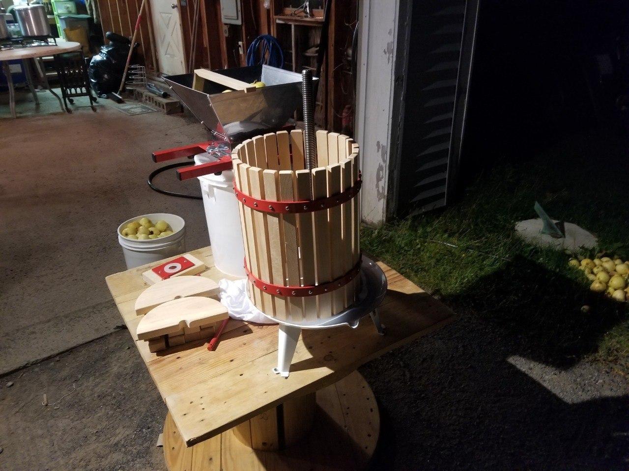 4.75 Gallon Fruit and Wine Press, Manual Cider Juice Maker with Solid Beech Wood Basket & Heavy-Duty Stand for Apples, Grapes, Berries customer photo 2