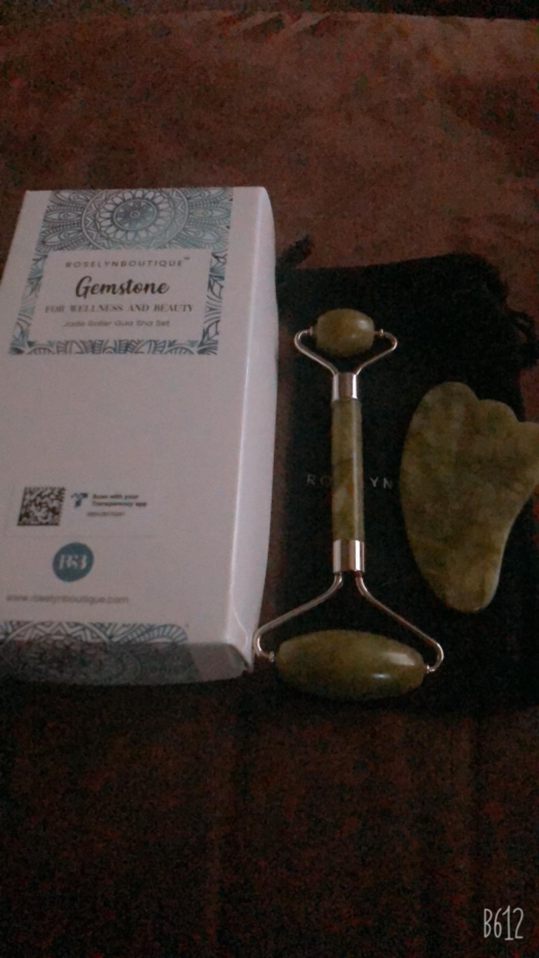 ROSELYNBOUTIQUE Gua Sha Facial Tools & Jade Face Roller for Lift Wrinkless Natural Skincare Tool Jade Roller Guasha Tool for Face (Green) customer photo 1