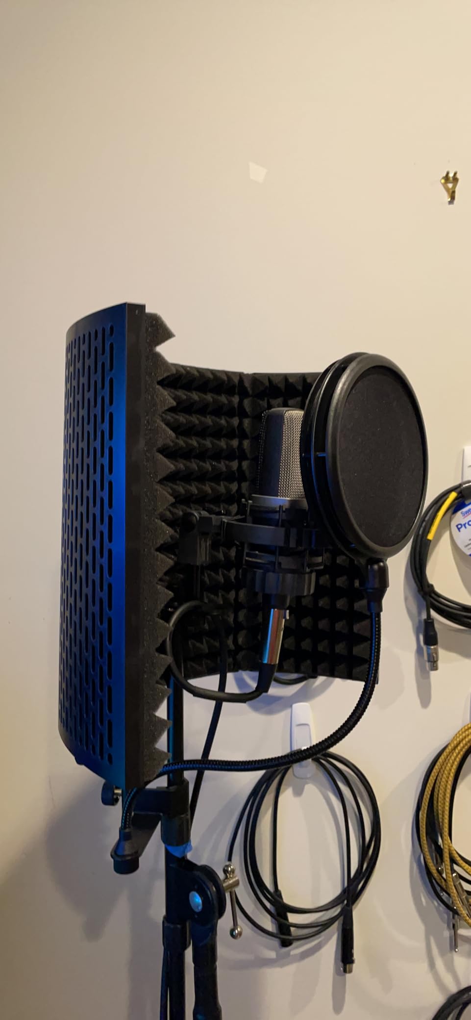 Aokeo Professional Studio Recording Microphone Isolation Shield,Suitable for Blue Yeti and Any Condenser Microphone Recording Equipment(AO-403) customer photo 1