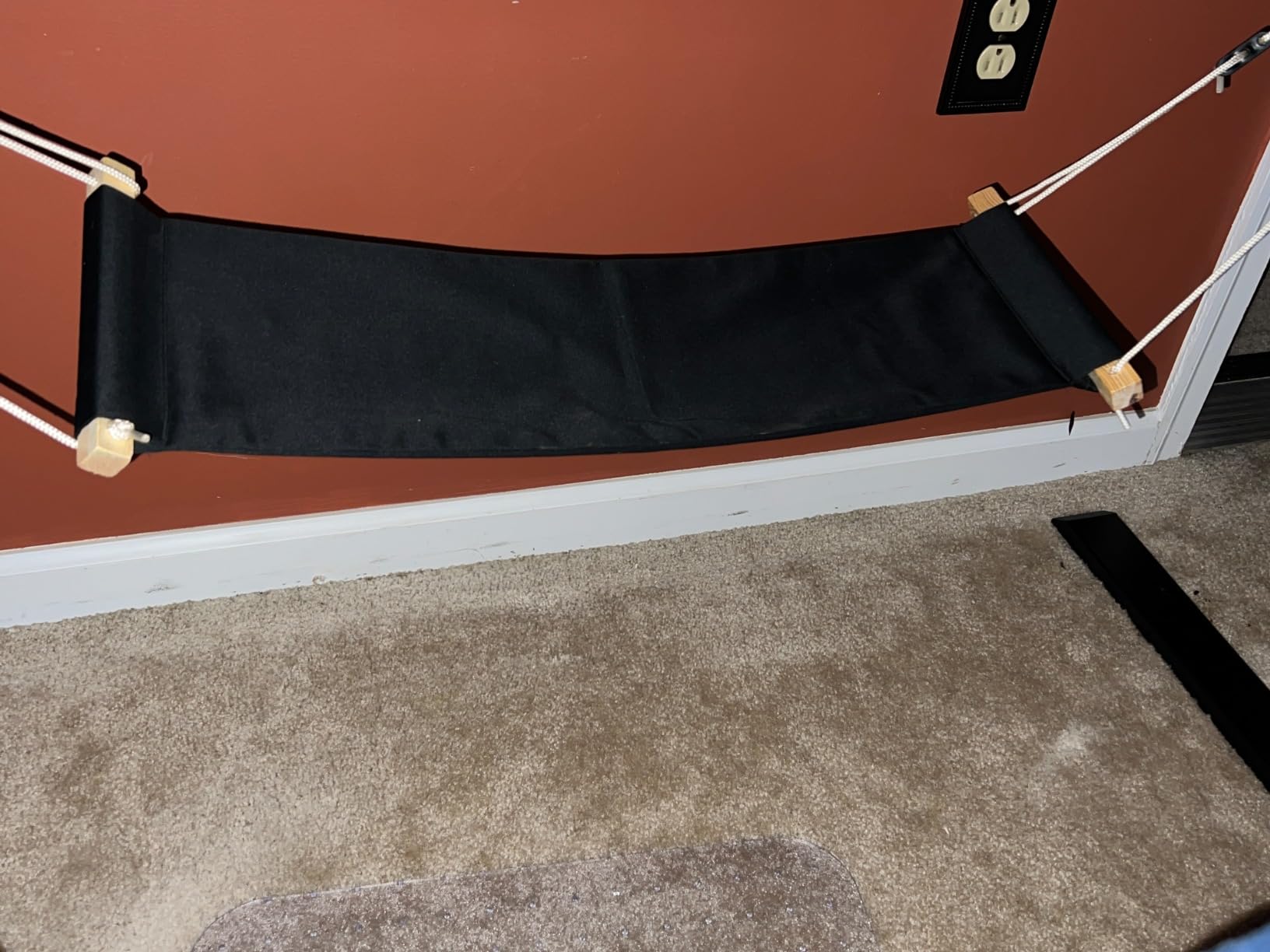 iMissiu Foot Hammock Under Desk Footrest, Adjustable Office Foot Rest Under Desk Hammock, Portable Desk Feet Hammock with Headphones Holder (Black) customer photo 1