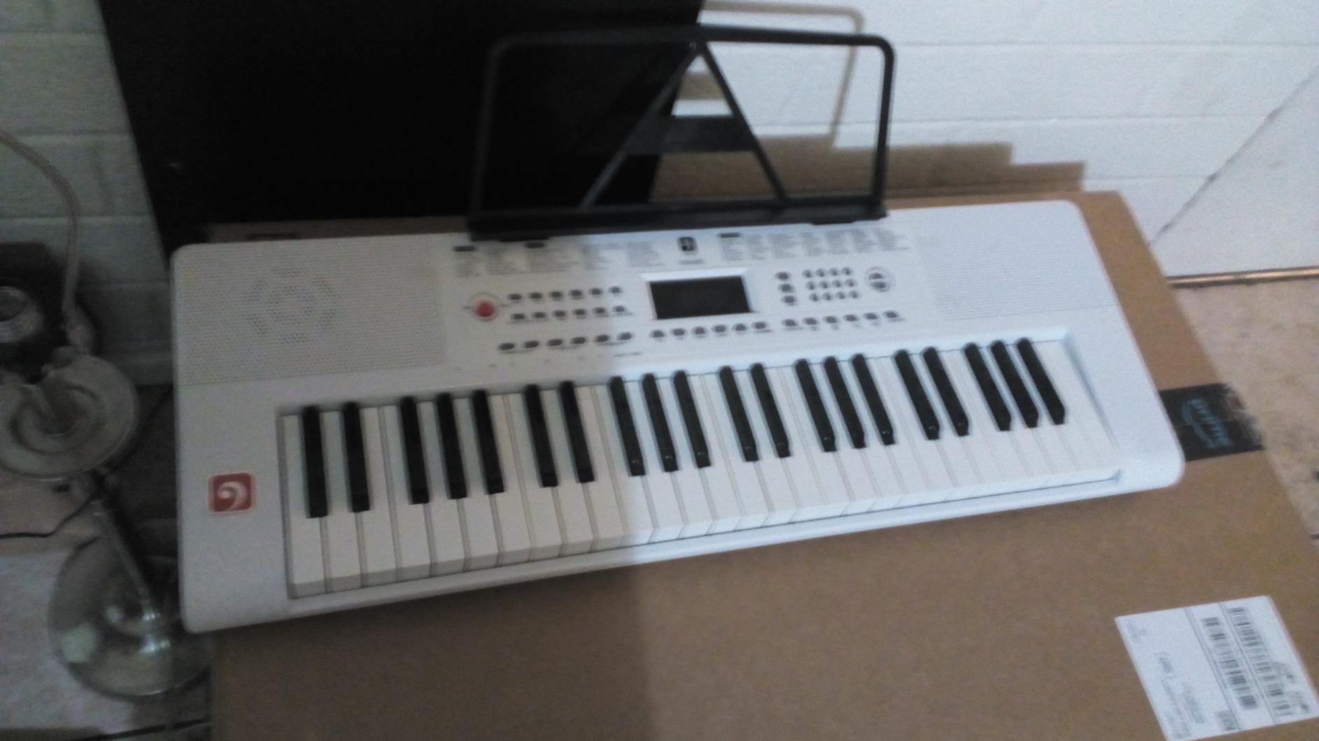 Vangoa VGK611 Electric Keyboard for Beginner, 61 Keys Portable Music Keyboard With Mini Lighted Keys, Electronic Piano for Kids, Boy, Girl, White customer photo 2