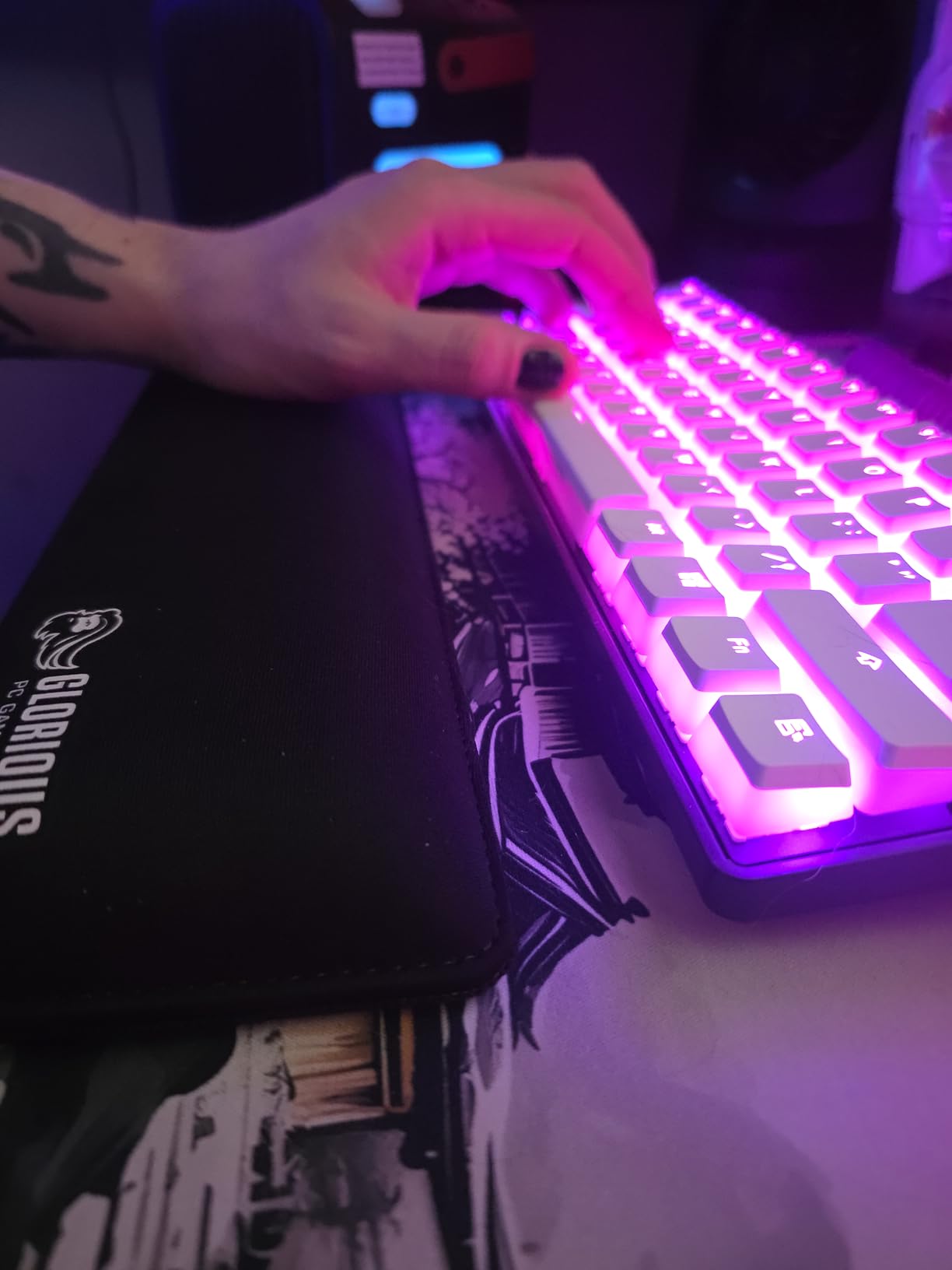 Glorious Wrist Pad/Rest - Compact - Black - Mechanical Keyboards, Stitched Edges, Ergonomic | 12x4 inches | 25mm/1in Thick (GWR-75) Compact (Black) customer photo 1