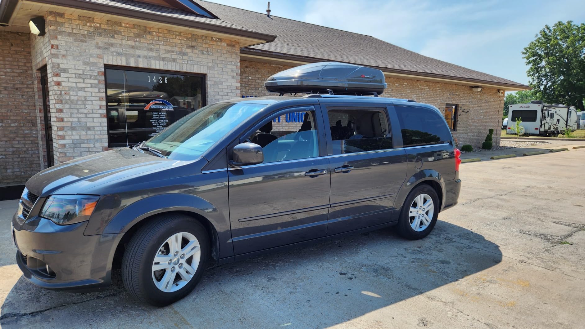 Goplus Rooftop Cargo Carrier Hard Shell, 14 Cubic Feet Waterproof Car Roof Cargo Carrier w/Dual Side Opening, Security Key, 165LBS Capacity, for 17” to 22.8” Wide Crossbar Rack, Vehicle Cargo Box customer photo 2
