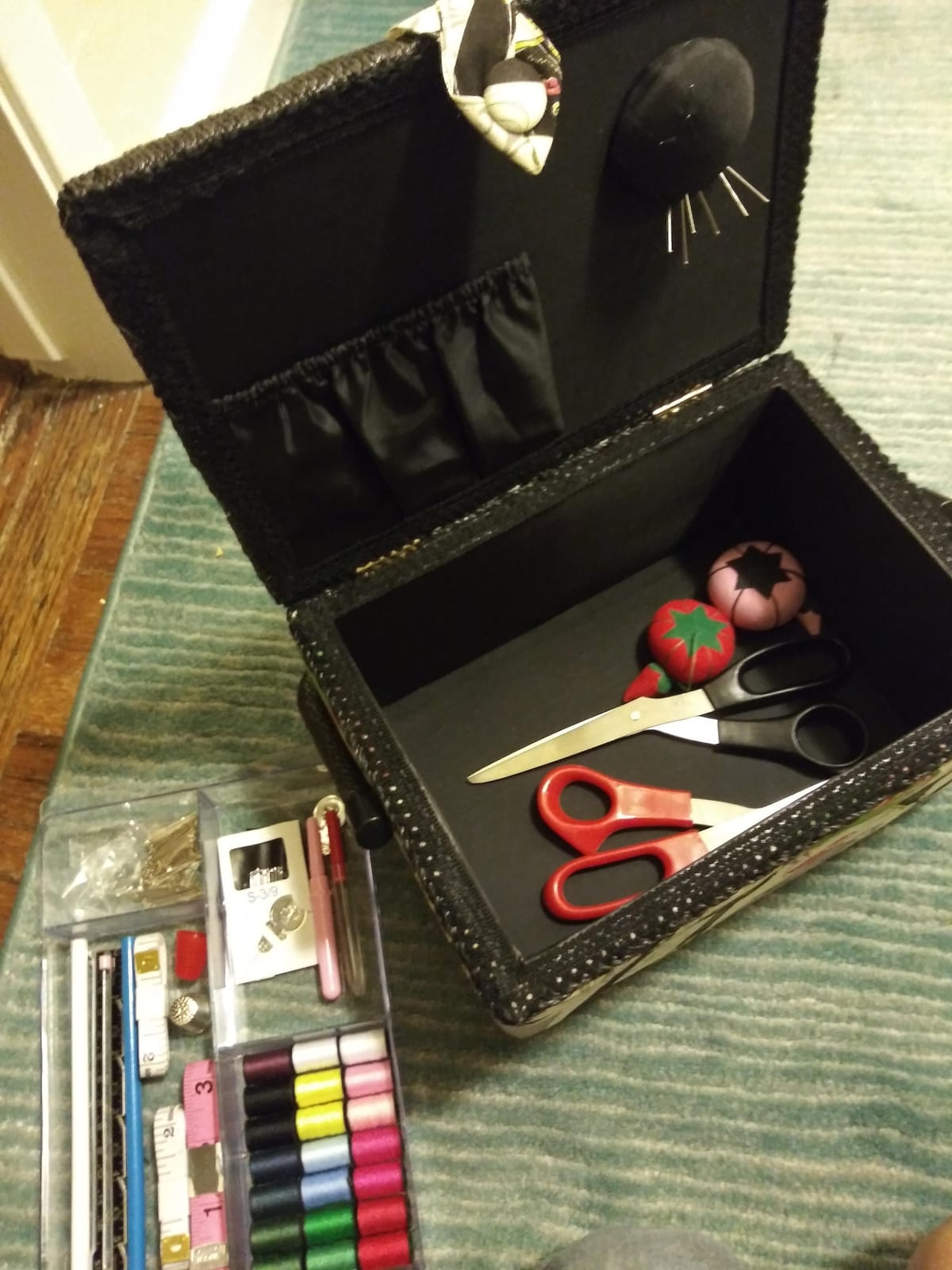 SINGER Large Sewing Basket Kit, Vintage Spools, Notions Pack, 127 Count customer photo 2