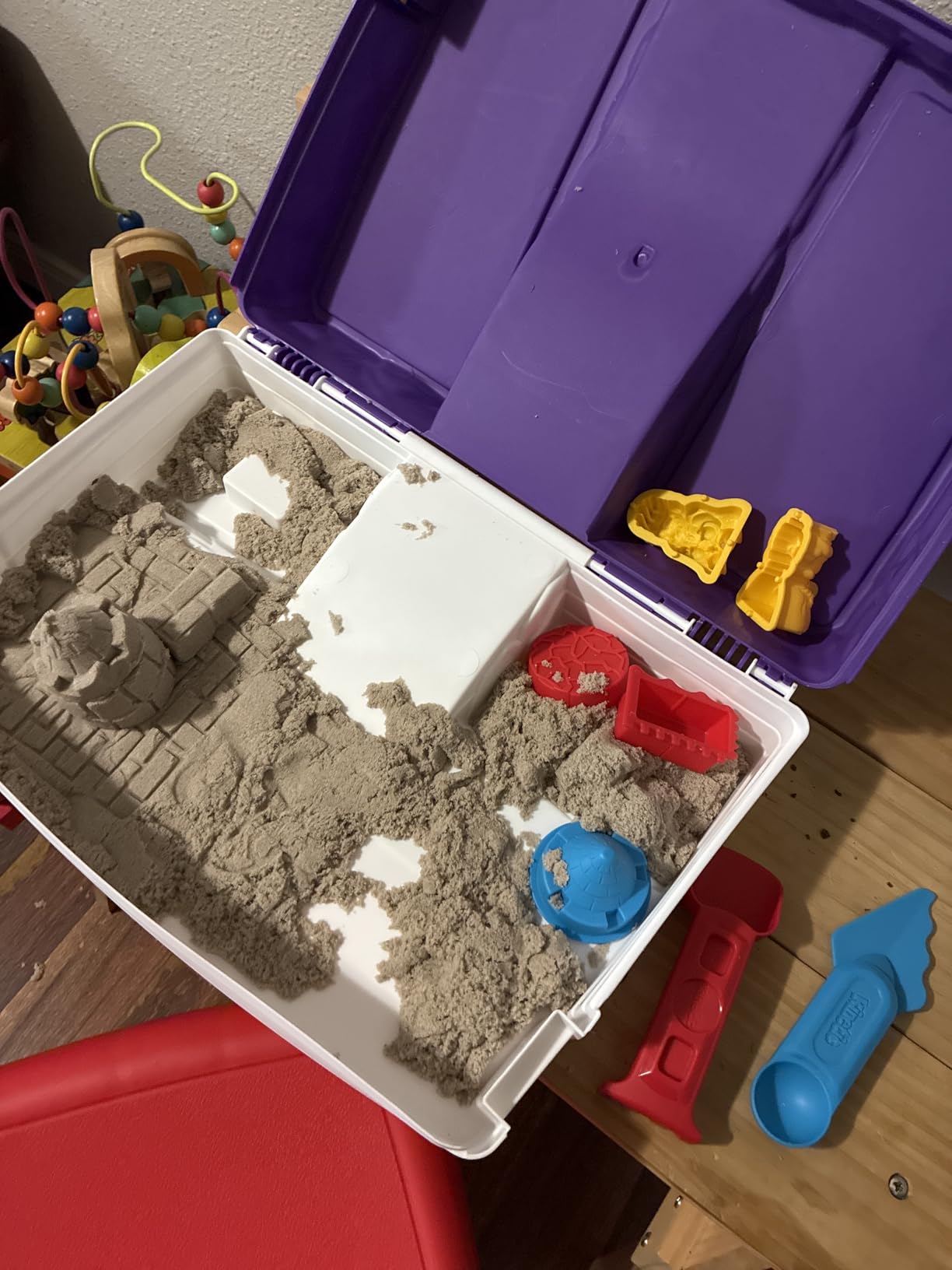 Kinetic Sand Folding Sandbox Set, Moldable Play Sand Sensory Toys, Ages 3+ customer photo 1