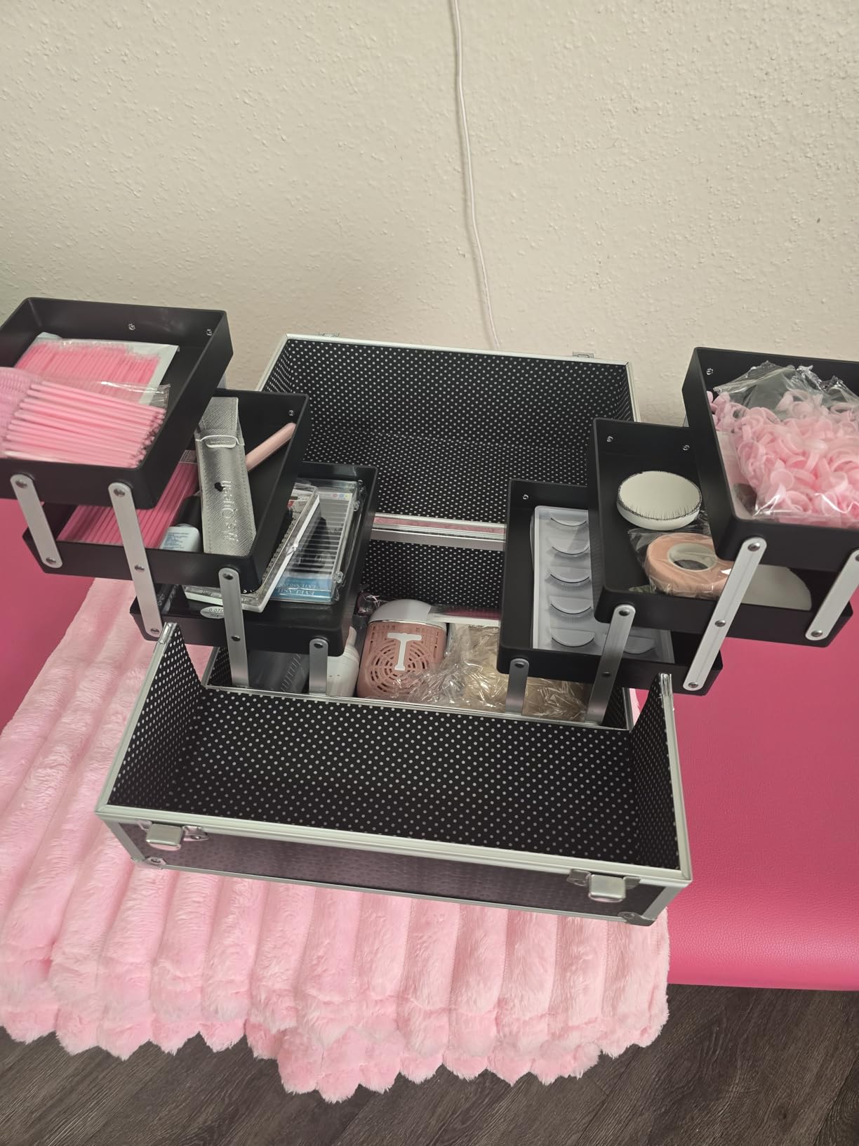 FRENESSA Makeup Train Case Makeup Case 11.8 Inch Large Cosmetic Box Organizer Travel Storage Professional Make Up Train Carrying Case with 6 Trays Locking Hard Vanity Storage Black customer photo 2