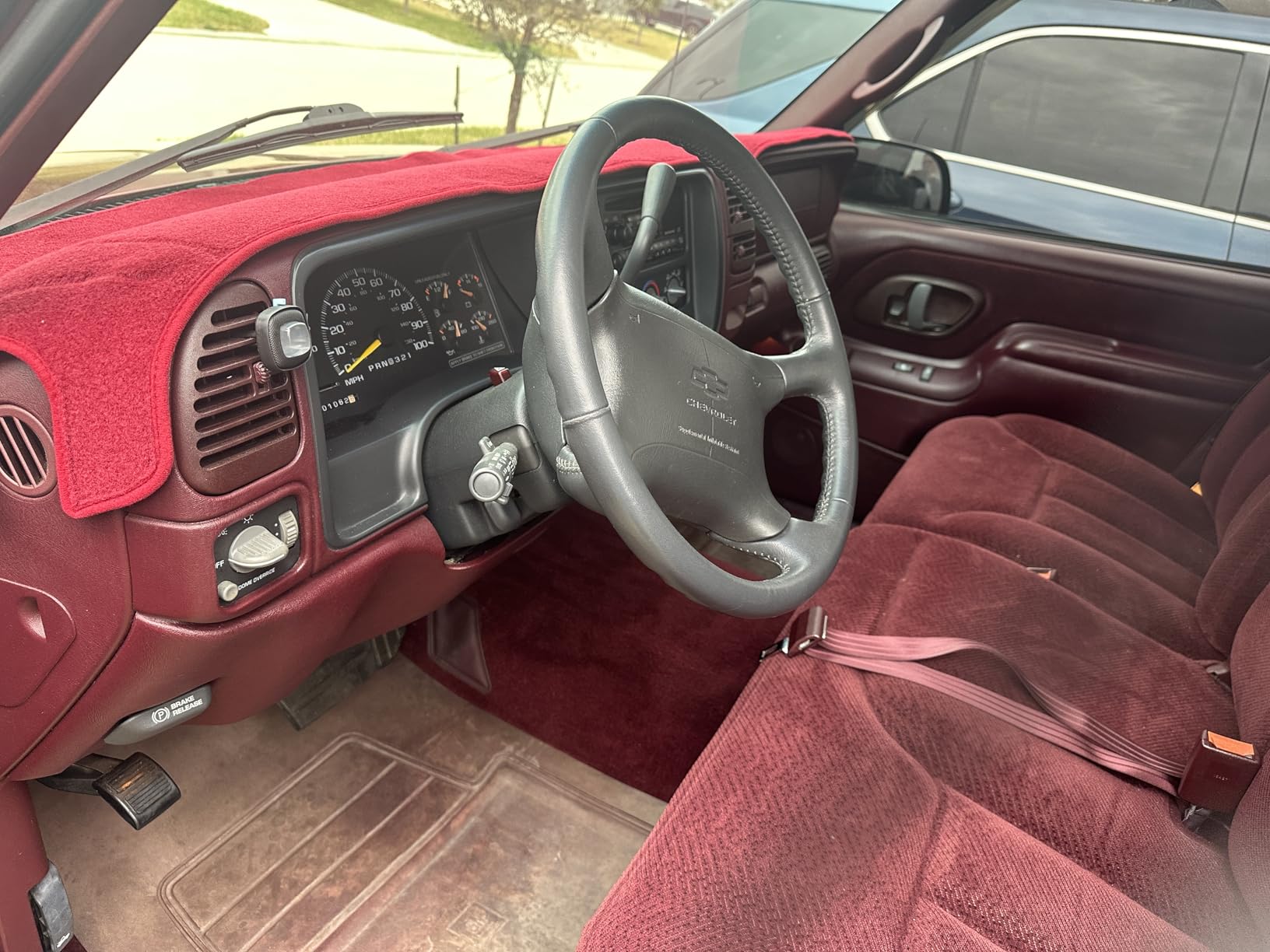Dash Cover Mat Fit for 1999-2006 GMC Sierra/Chevy Chevrolet Silverado 1500 2500 3500 HD,2000-2006 GMC Yukon/Yukon XL/Chevy Suburban Tahoe Avalanche,Dashboard Pad Carpet Protector (99-06 Black) Y44 customer photo 1