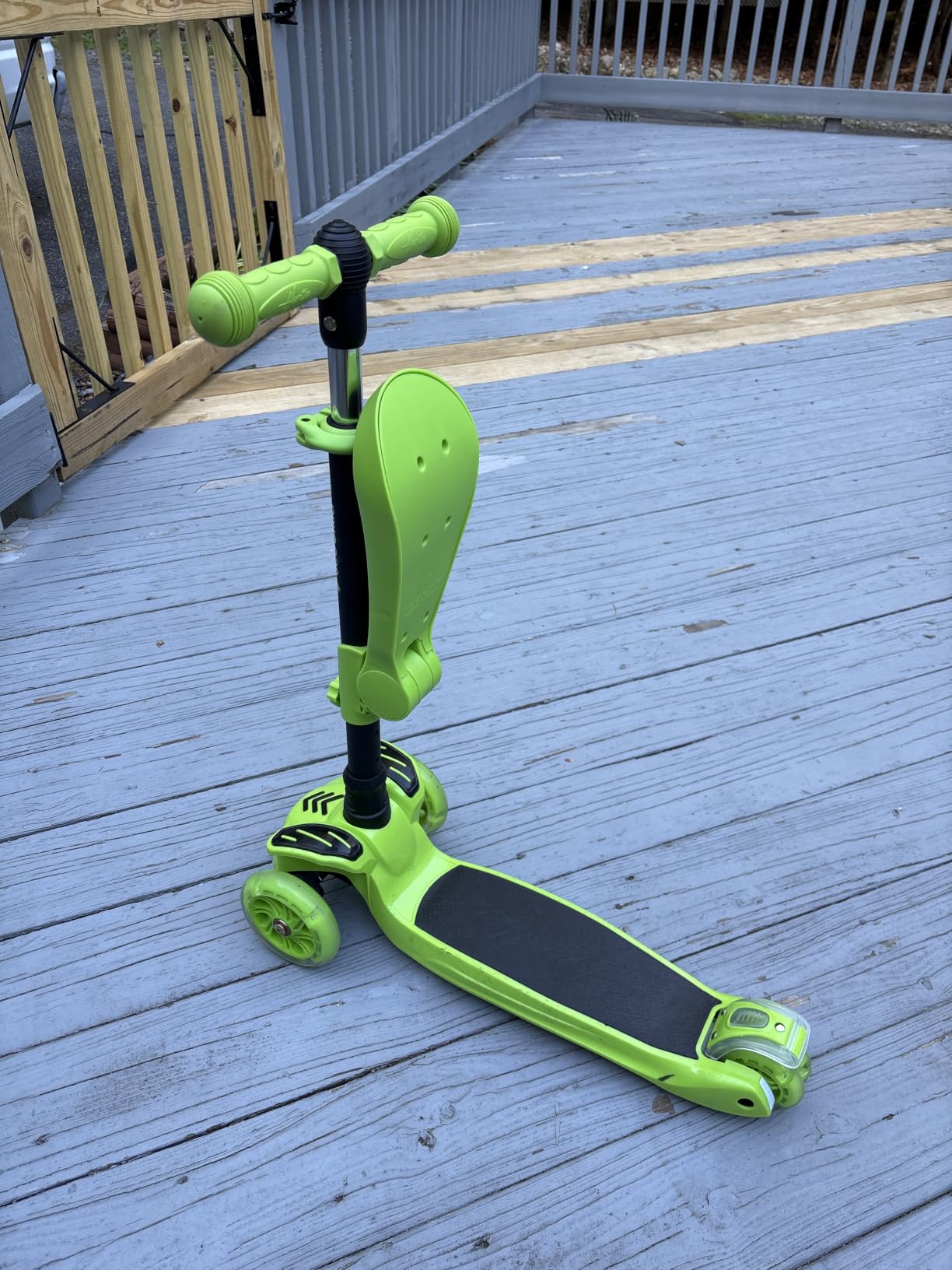 Hurtle 3-Wheeled Scooter for Kids - Wheel LED Lights, Adjustable Lean-to-Steer Handlebar, and Foldable Seat - Sit or Stand Ride with Brake for Boys and Girls Ages 1-14 Years Old customer photo 1