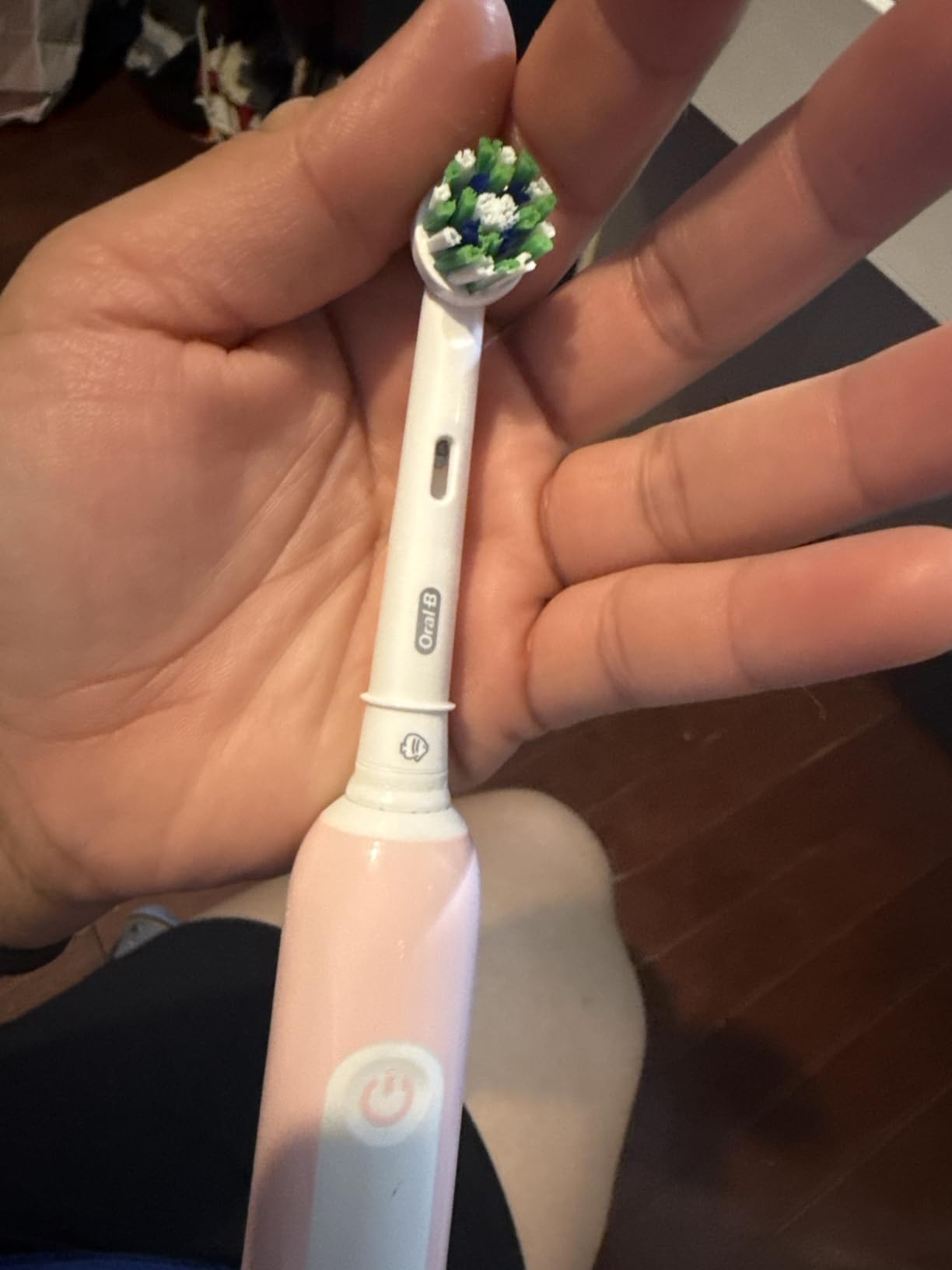 Oral-B Pro 1000 Rechargeable Electric Toothbrush, Pink customer photo 1