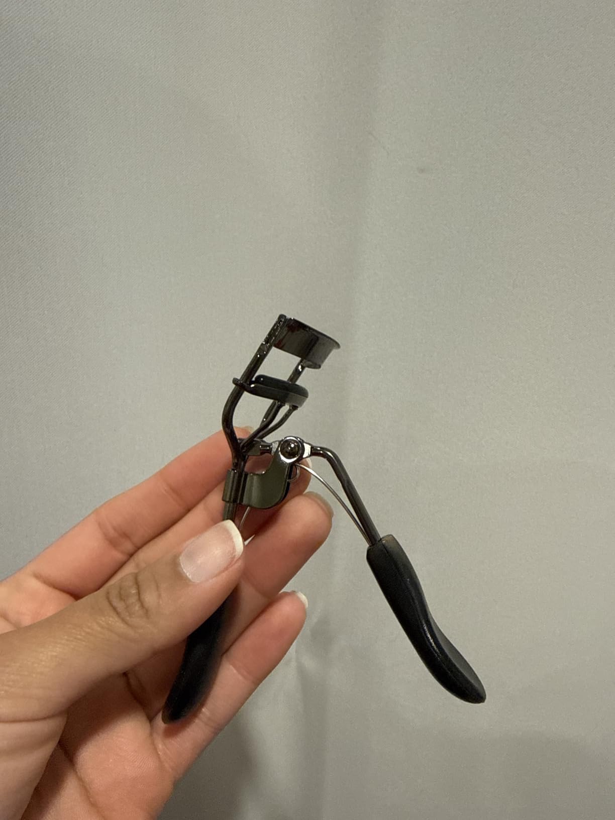 e.l.f. Pro Eyelash Curler, Stainless Steel Lash Curler, Long-Lasting Natural Curl, Ergonomic Design, Includes Replacement Pad, Fits All Eye Shapes customer photo 2