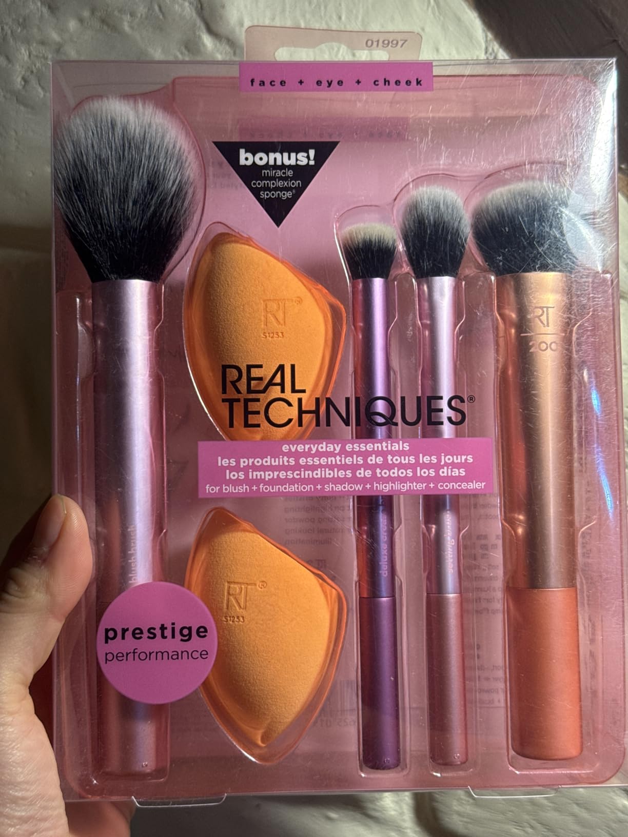Real Techniques 6 Piece Everyday Essentials Makeup Brush Set, Includes 4 Brushes & 2 Makeup Sponges for Foundation, Blush, Bronzer, Contour, Eyeshadow & Powder, Travel Gift Set, Cruelty-Free & Vegan customer photo 1