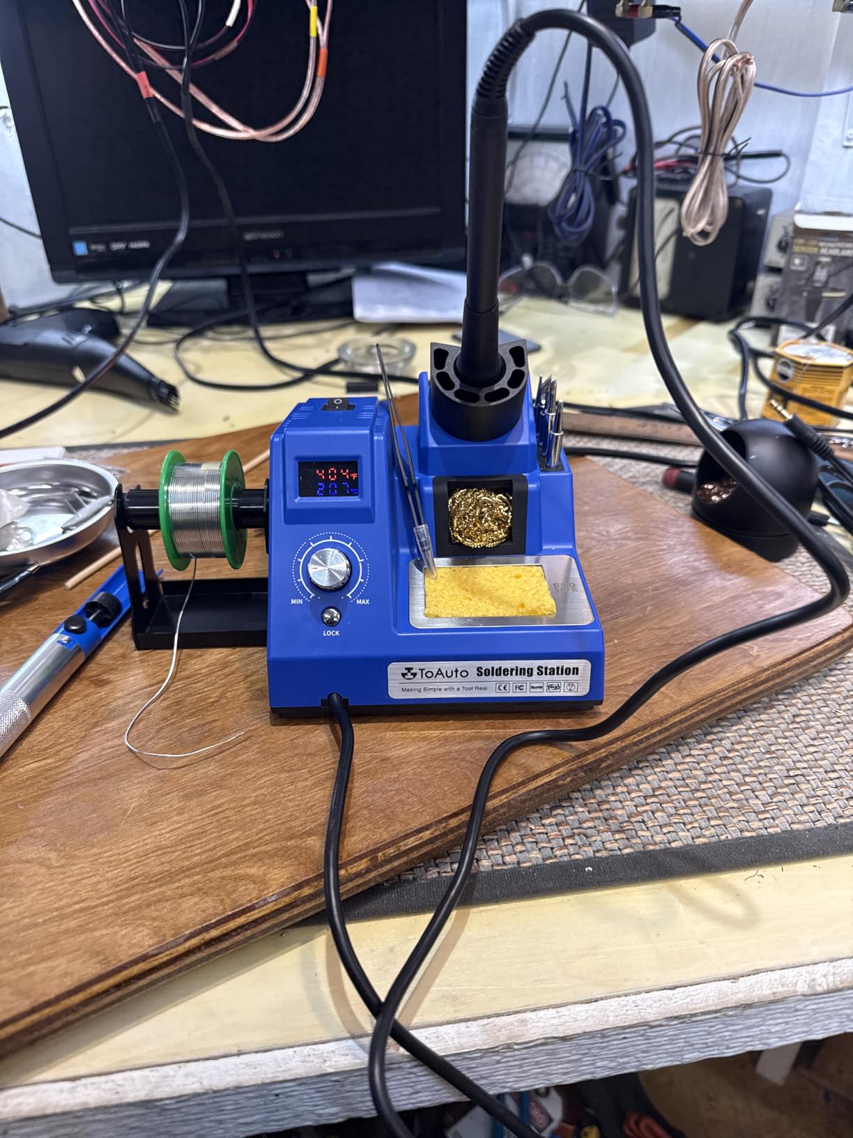 TOAUTO DS90 Soldering Station-°F & °C Dual Digital Display Soldering Iron Station Kit,90W Soldering Iron,302℉- 842℉ Temperature, Anti-Static & Grounding Wire, Auto Standby & Sleep,5 Solder Tips, Blue customer photo 2