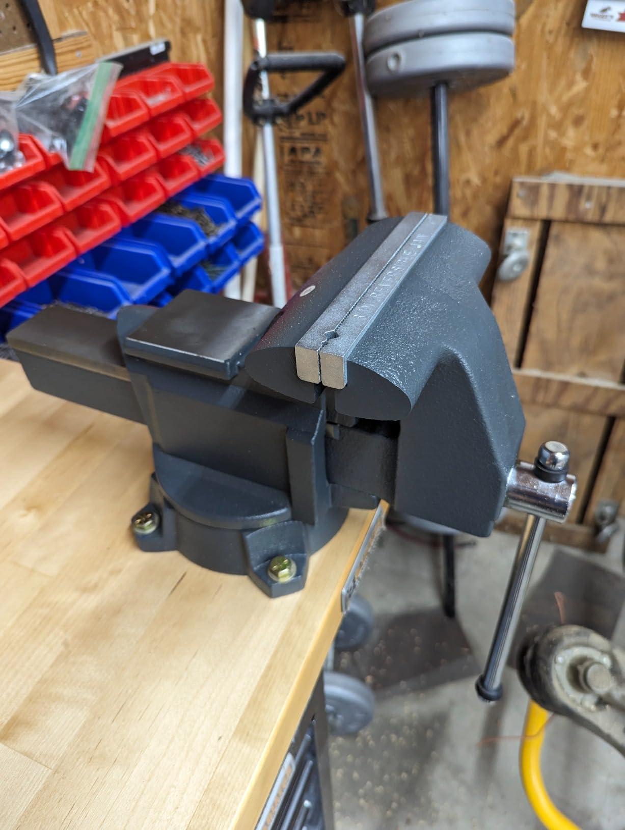 Forward CR40A 4.5 Inch Bench Vise Heavy Duty with Anvil and 210°Swivel Base customer photo 2