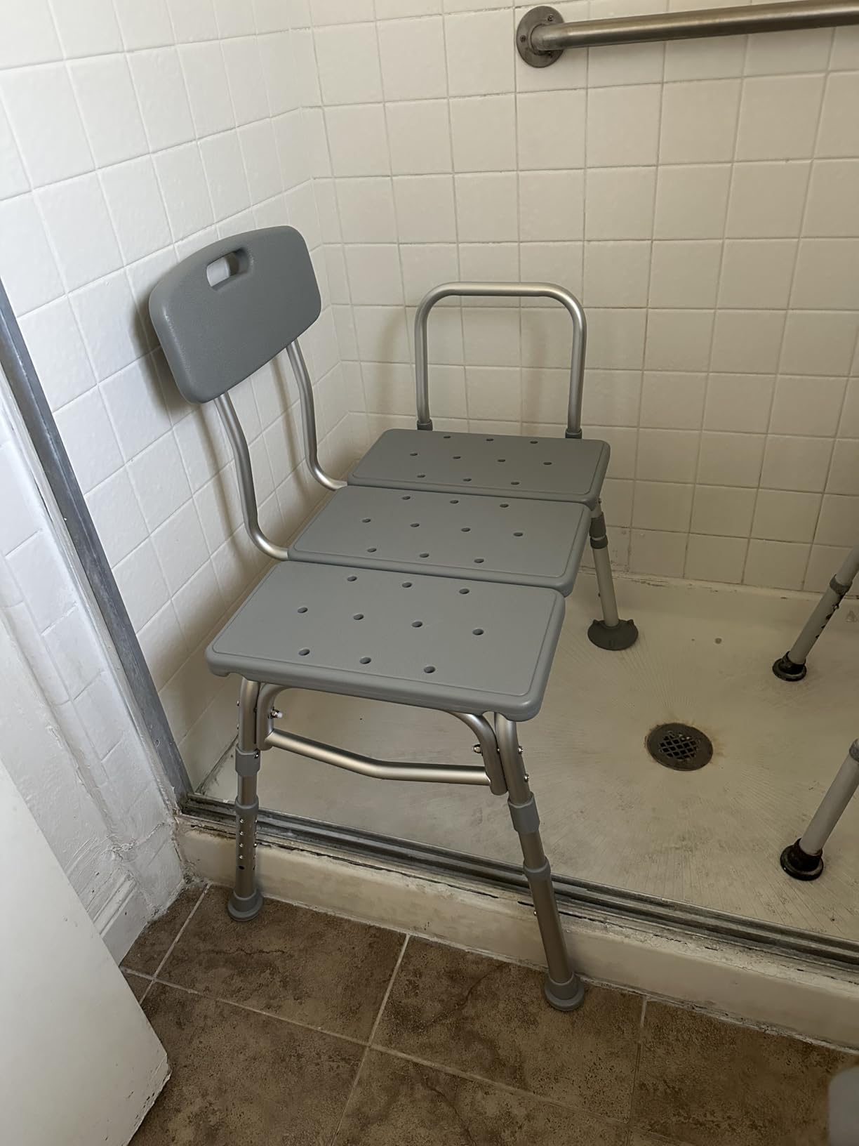 Medline Transfer Bench for Bathtubs and Showers, Adjustable Shower Bench and Bath Seat For Seniors and adults, Slip-resistant Feet, Heavy-Duty 400 lb. Weight Capacity, Tool-Free Assembly customer photo 1