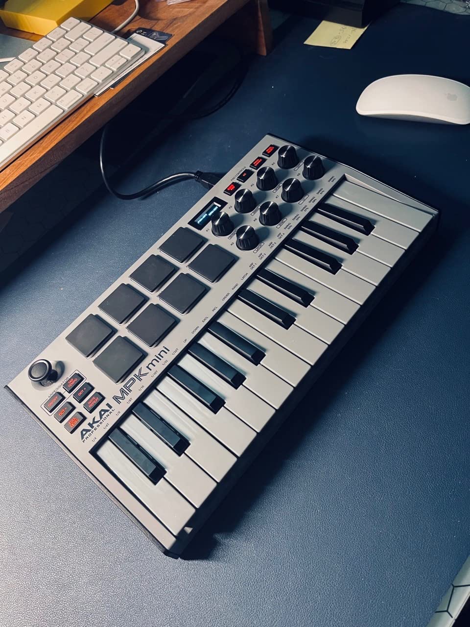Akai Professional MPK Mini MK3 25-Key USB MIDI Keyboard Controller with 8 MPC Pads, 8 Knobs, Software Suite Included customer photo 1