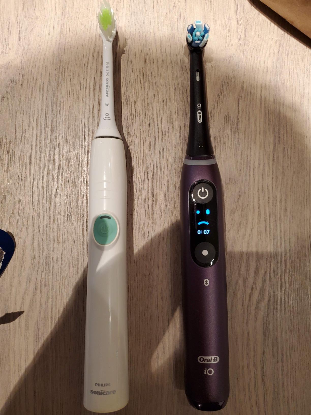 Oral-B iO Series 8 Electric Toothbrush with 2 Replacement Brush Heads and Travel Case, Rechargeable Toothbrush, Whitealabaster customer photo 1