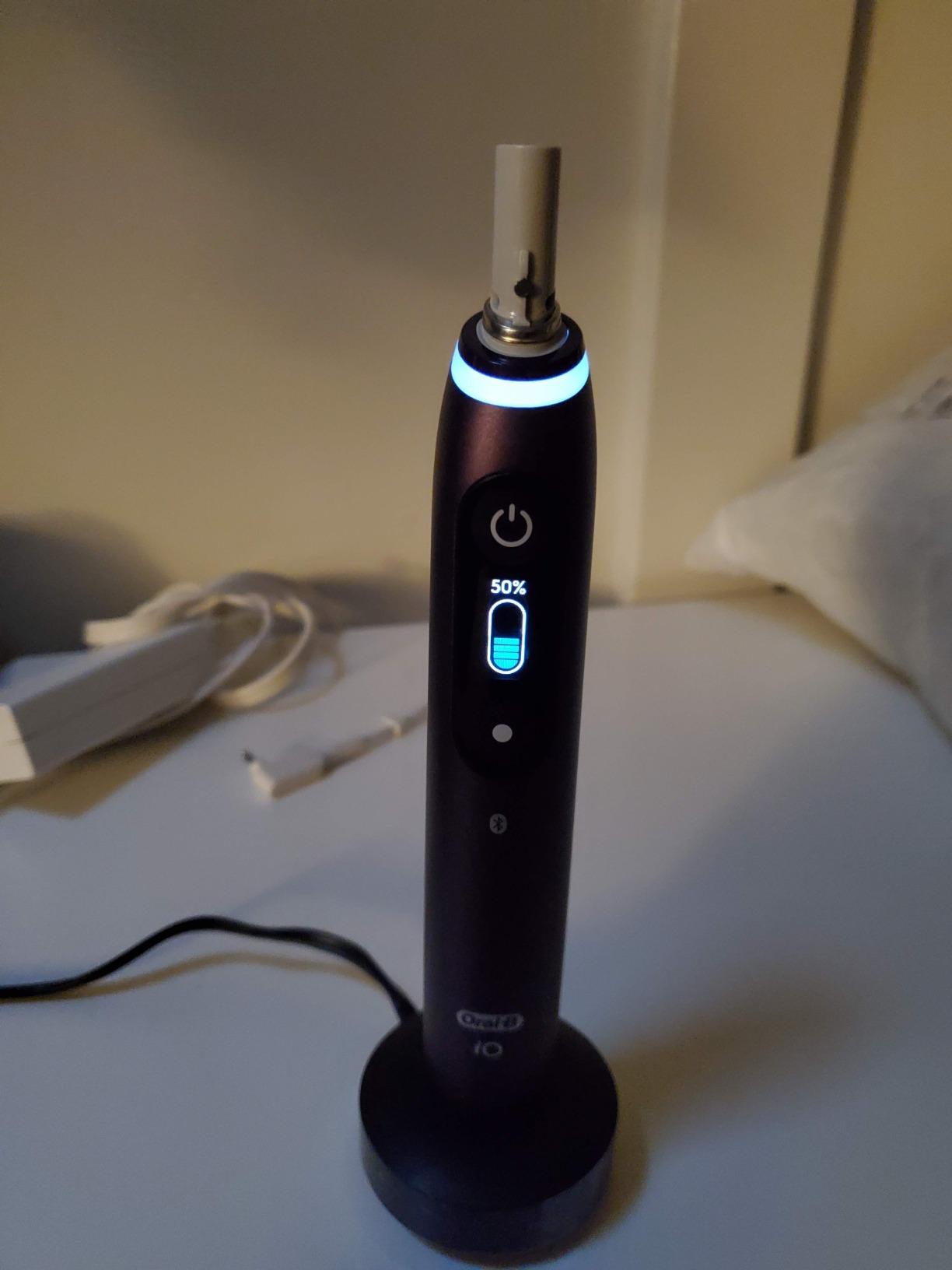 Oral-B iO Series 8 Electric Toothbrush with 2 Replacement Brush Heads and Travel Case, Rechargeable Toothbrush, Whitealabaster customer photo 2