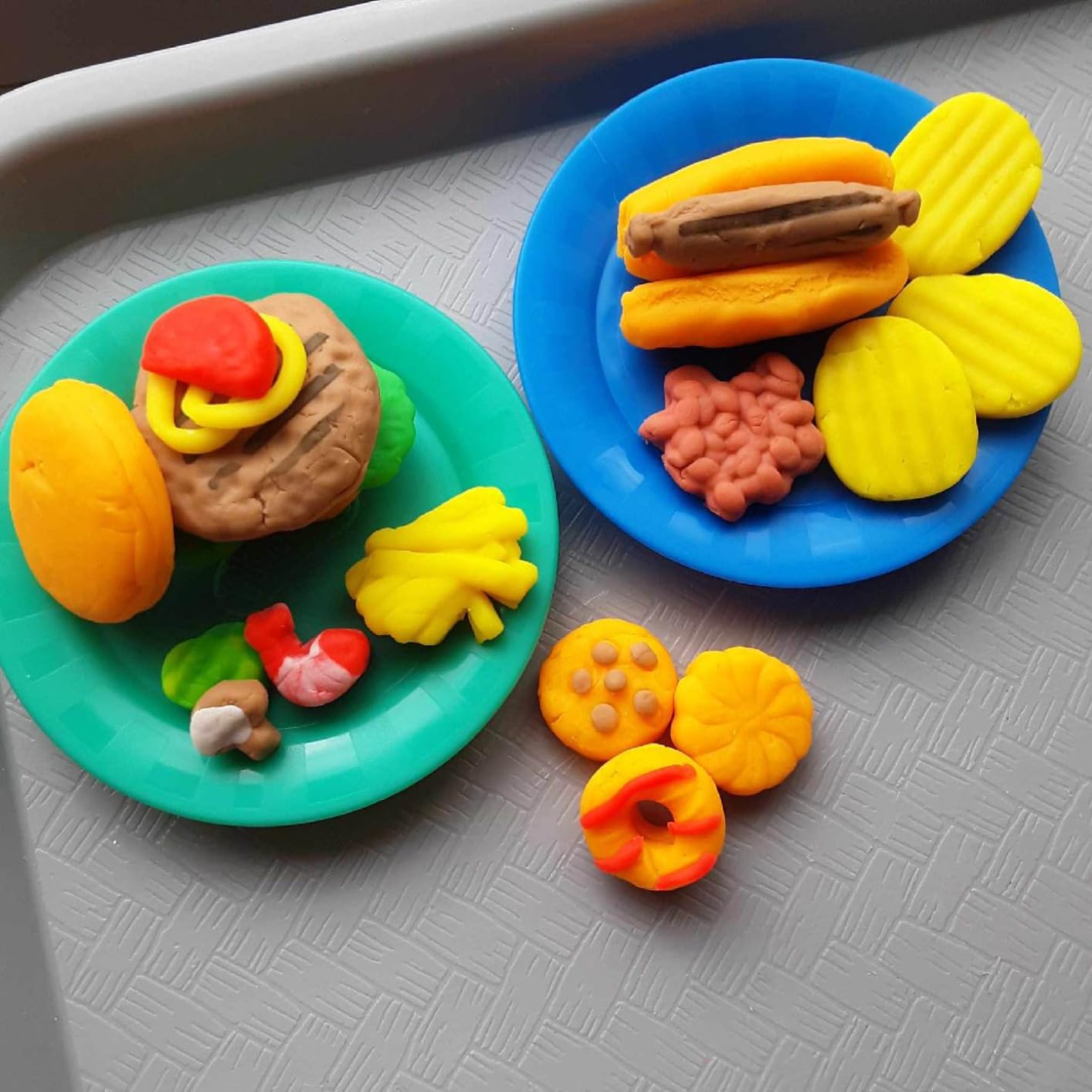Play-Doh Kitchen Creations Grill 'n Stamp Playset for Kids 3 Years and Up with 6 Non-Toxic Modeling Compound Colors and 7 Barbecue Toy Accessories customer photo 1