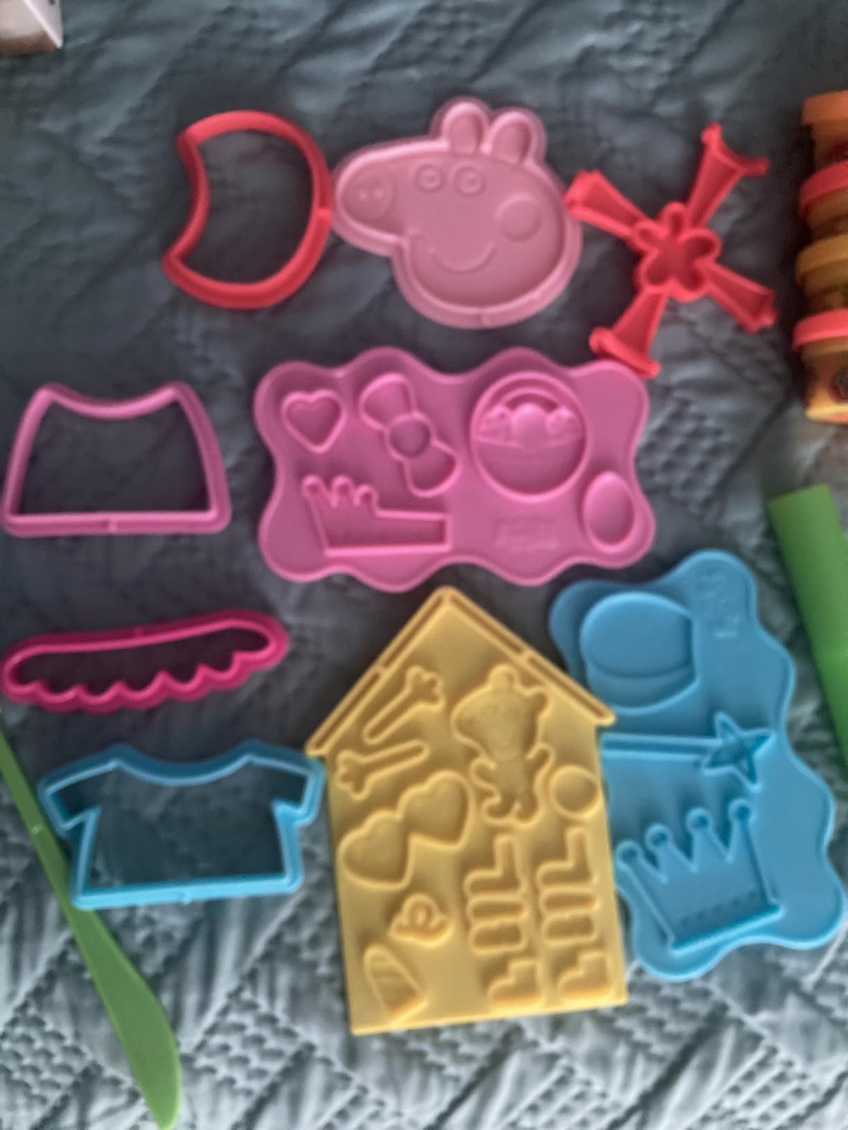 Play-Doh Peppa Pig Stylin Set with 9 Non-Toxic Modeling Compound Cans and 11 Accessories, Peppa Pig Toy for Kids 3 and Up customer photo 2