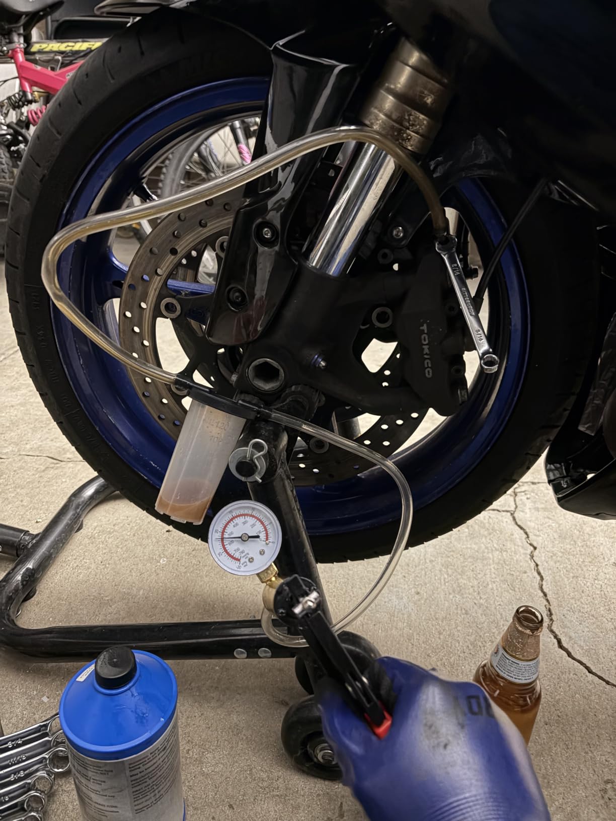 OMT One-Man Brake Bleeding Kit with Hand Vacuum Pump and Dial Gauge, Blue customer photo 2