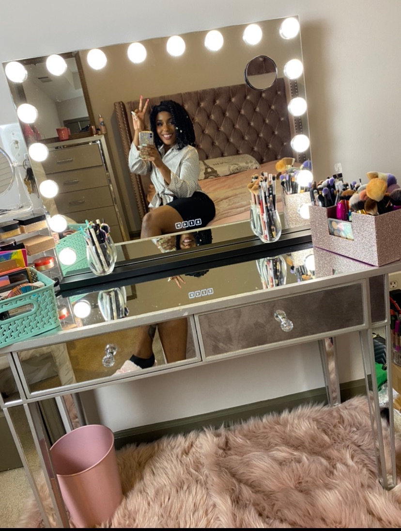 COOLJEEN 31.5x23.6 Large Hollywood Beauty Makeup Mirror with Bluetooth 18 LED Bulbs Large Lighting Cosmetic Vanity 3 Color Lighting Modes Makeup Mirror with USB Charging Port (Black, Bluetooth) customer photo 2