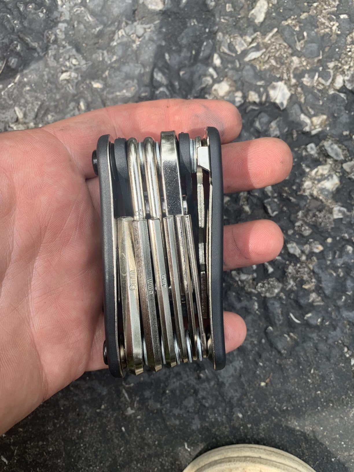 Chumxiny Bike Repair Kit Contains 16-in-1 Tool, 120Psi Mini Bicycle Pump, Tire Patch, Used for Mountain/Road Bike. customer photo 2