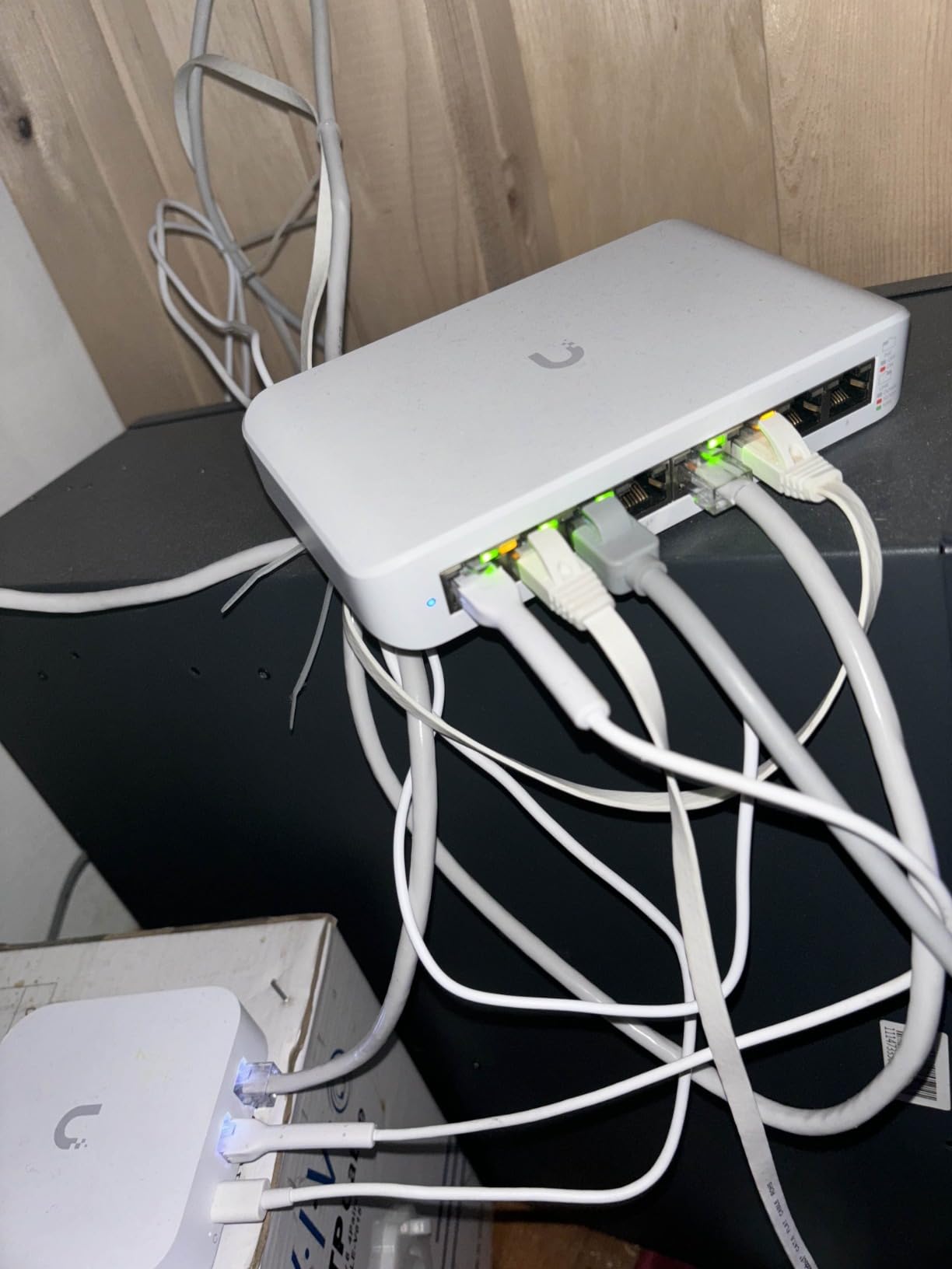 Ubiquiti UniFi Switch Lite 8 PoE | 8-Port Gigabit Switch with 4 PoE+ 802.3at Ports (USW-Lite-8-PoE), White customer photo 2
