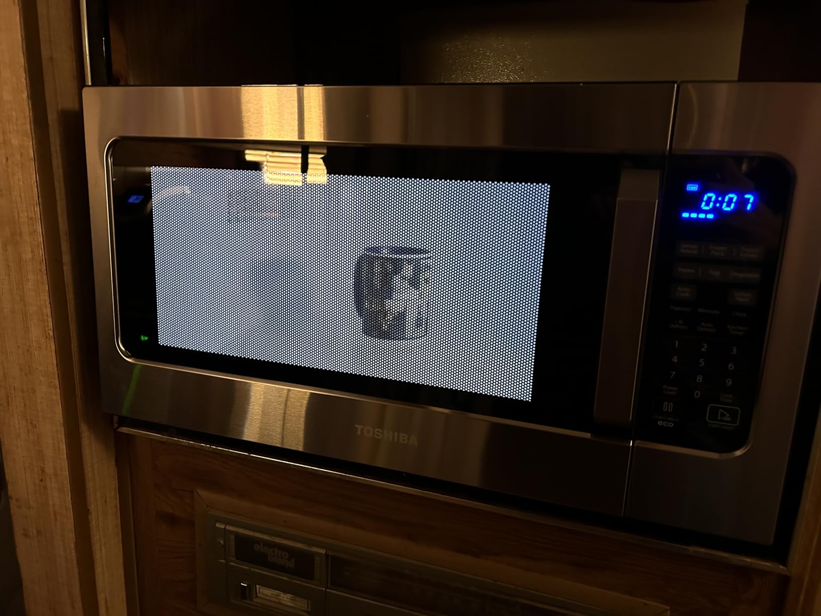 TOSHIBA Large Countertop Microwave Oven with Smart Sensor, 2.2 Cu.Ft, 1200W, Smart Humidity Sensor, 6 Auto Menus, Auto Defrost, ECO Mode, Mute Option, 16.5