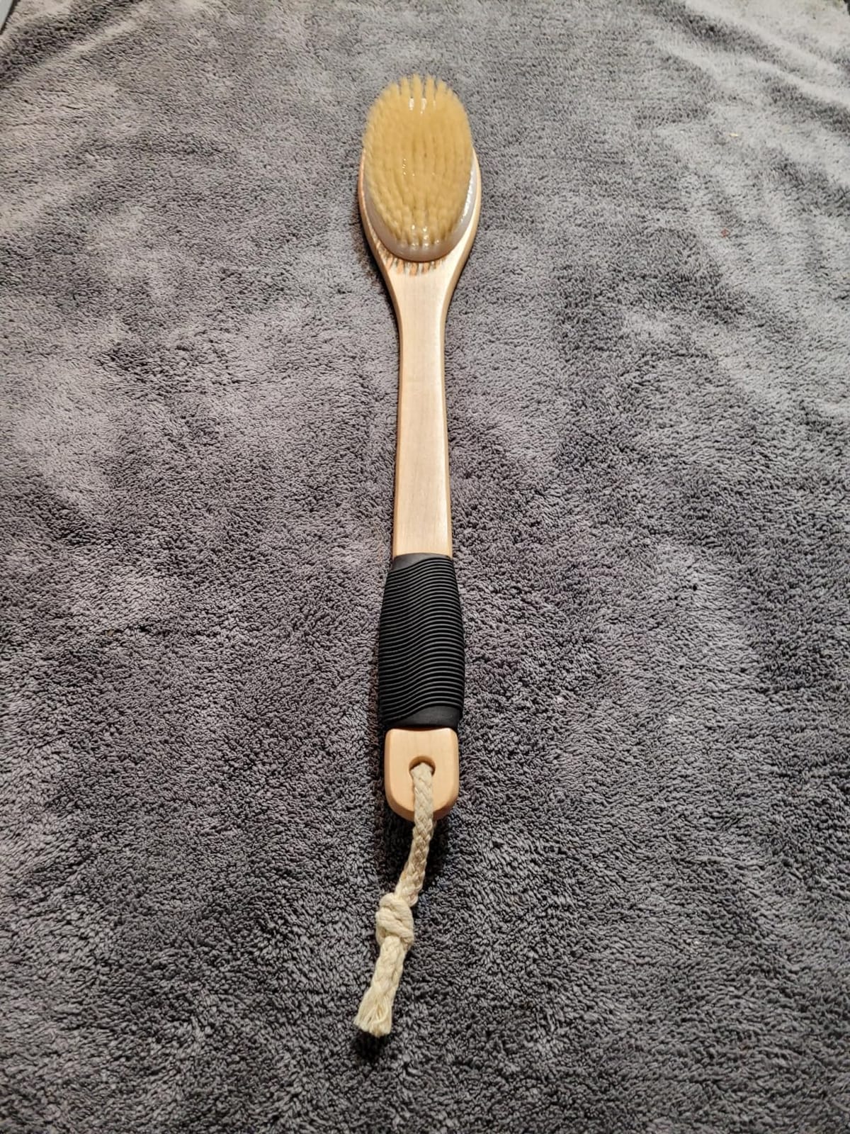 OWIIZI Bath Brush Wooden Curved Long Handle Antiskid Shower Brush for Exfoliating, Natural Bristle Scrubber for Back Use Wet or Dry customer photo 1
