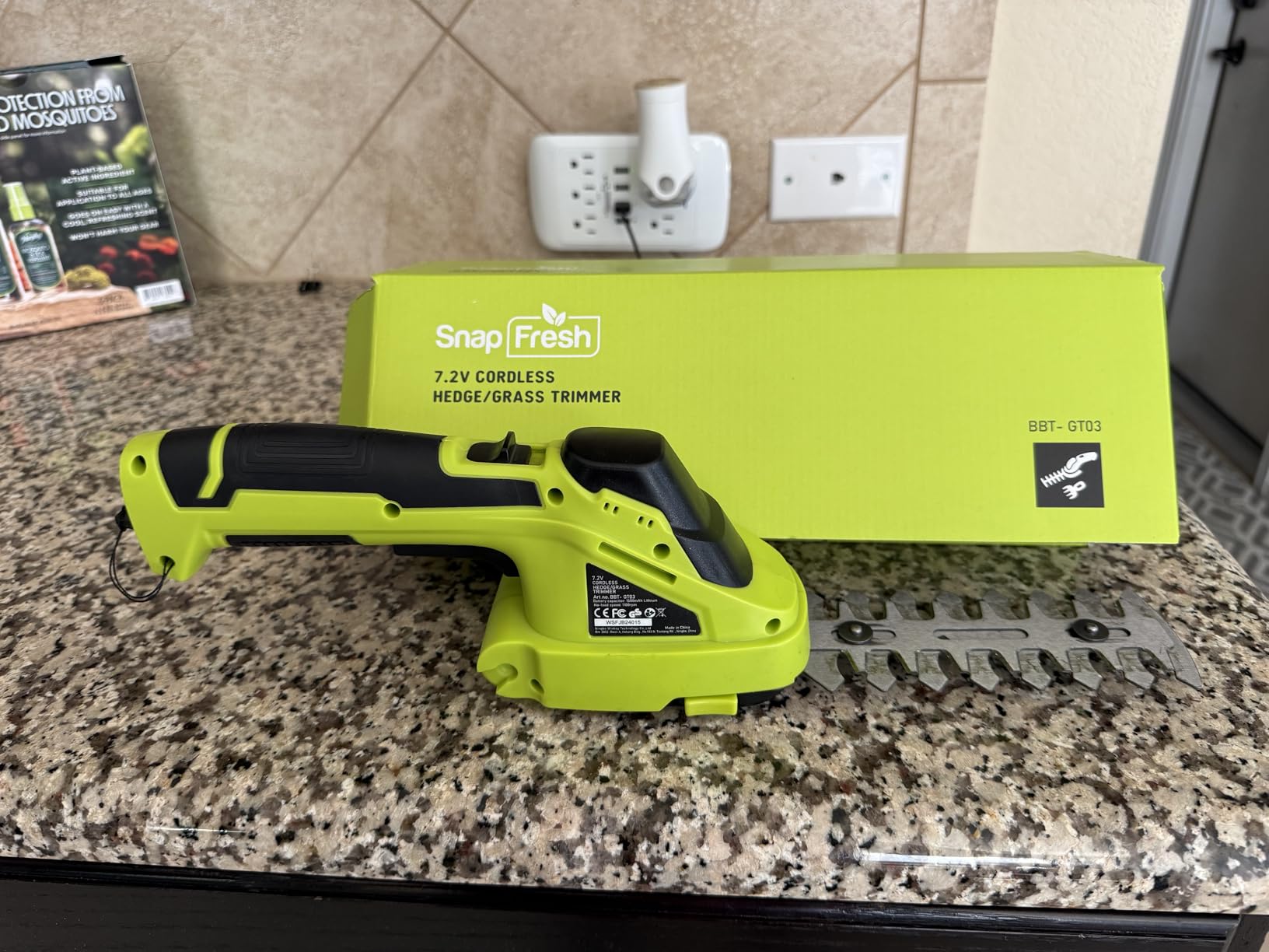 SnapFresh Cordless Grass Shear Bush Trimmer, 2 in 1 Handheld Hedge Trimmer, 7.2V Electric Grass Trimmers, Lightweight Shrubbery Trimmers Battery & Charger Included, Shrub Trimmer for Garden(Green) customer photo 1