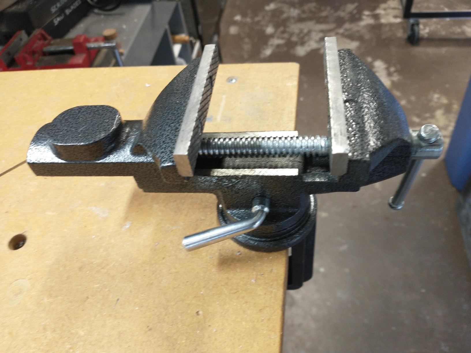 Table Vise or Bench Vise 3.2 Inch, 360° Swivel Clamp-On Vise Portable Home Vice with Large Anvil for Woodworking, Cutting Conduit, Drilling, Metalworking customer photo 1