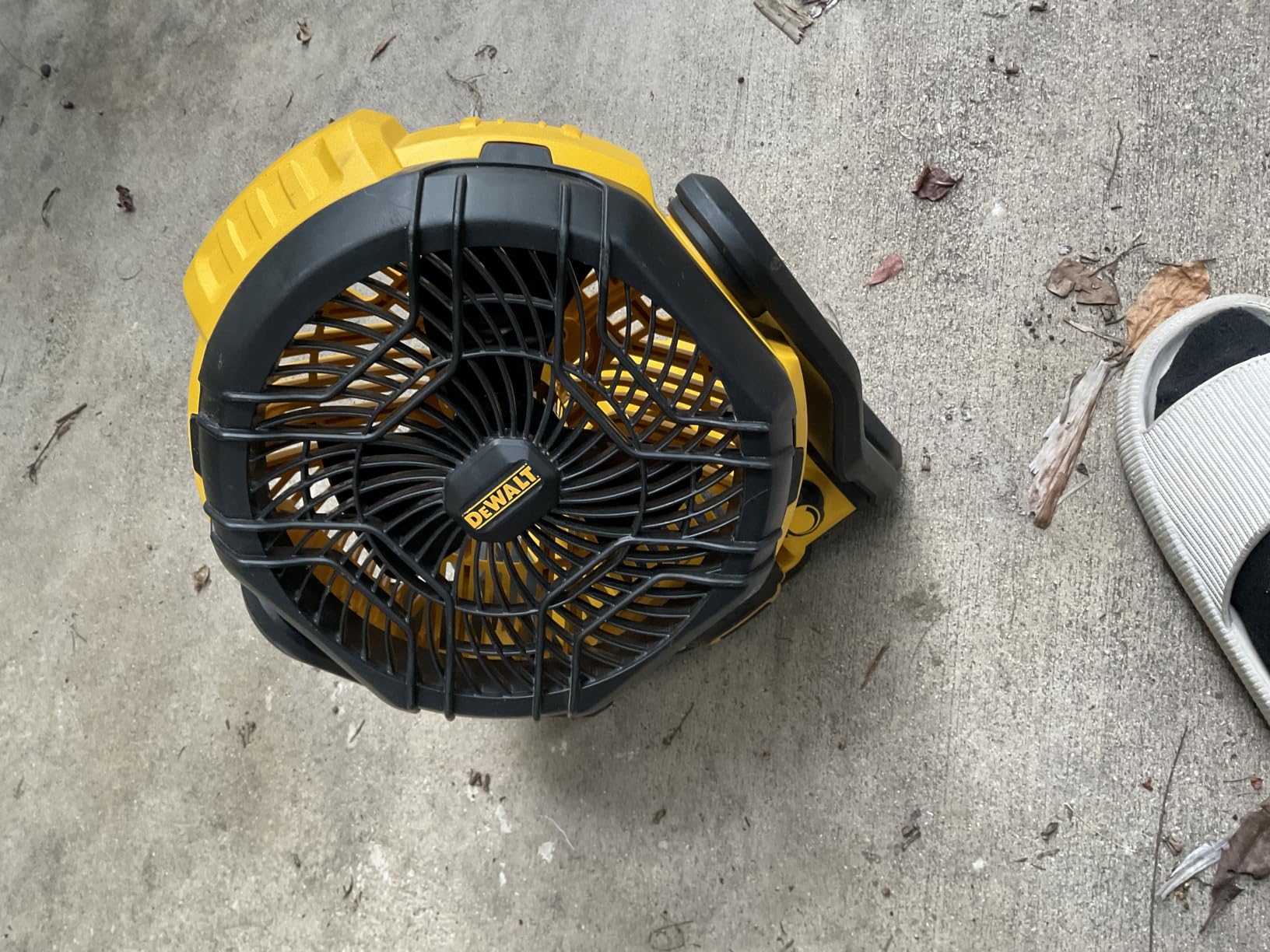 DEWALT 20V MAX Portable Fan, Battery Powered Rechargeable Cordless Shop Fan, Up to 4.5 Hrs Runtime, Variable Speed, 650 CFM, Tool Only (DCE512B) customer photo 1