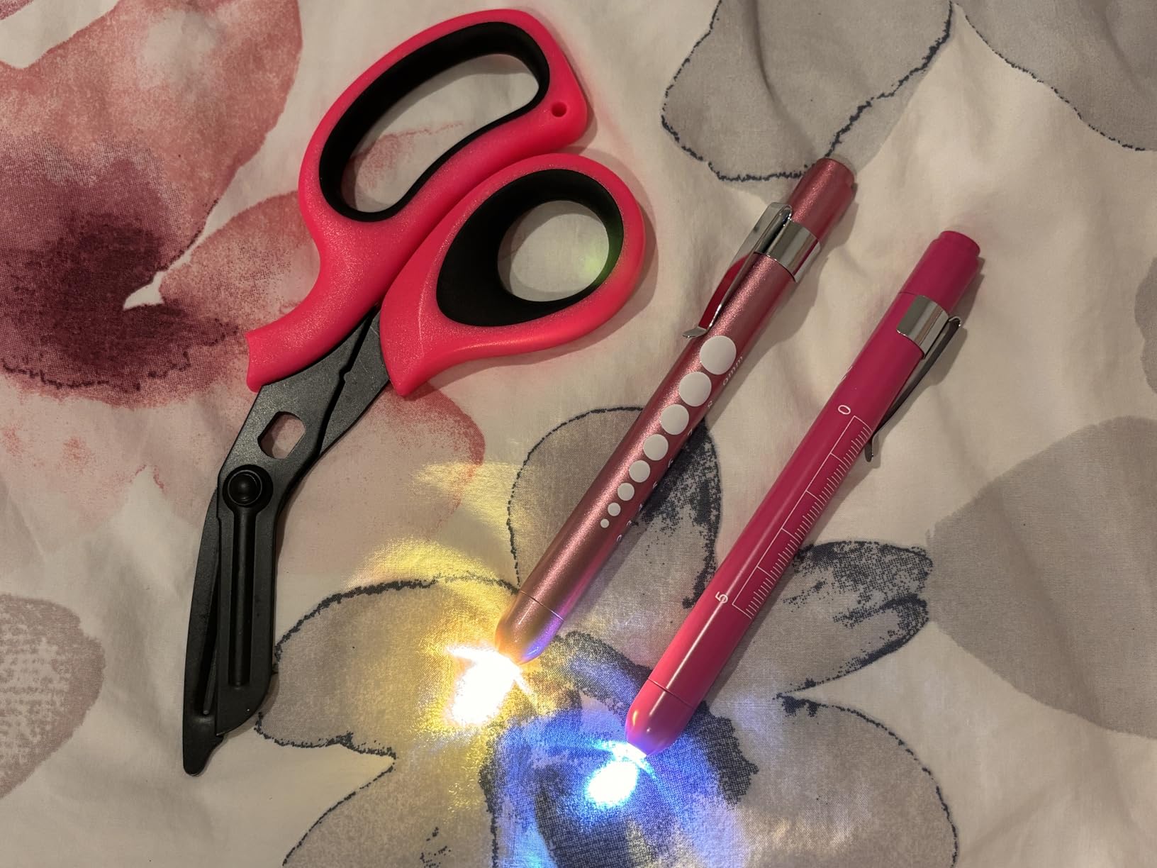 MEUUT 3 Pack Medical Scissors and PenLights with 4 AAA Batteries for Nurses customer photo 1