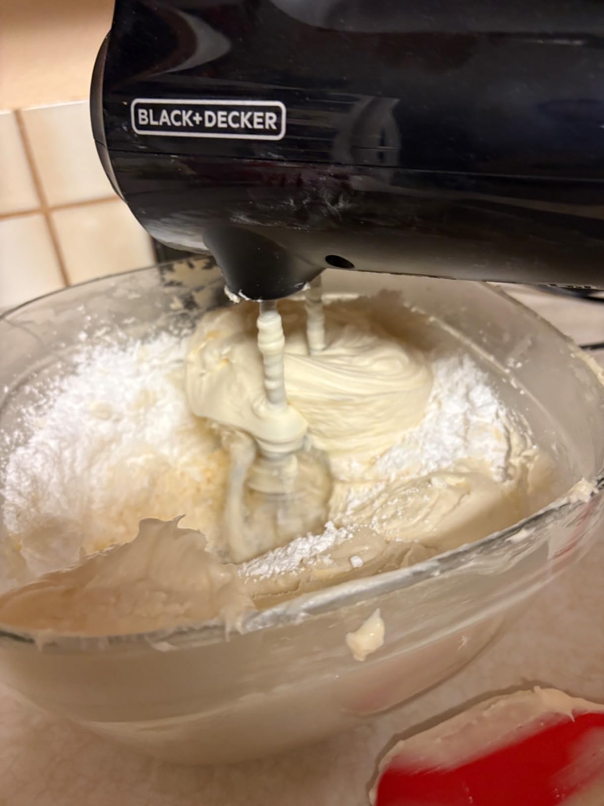 BLACK+DECKER Hand Held Mixer MX610B, 5-Speed | 350W hand mixer with Turbo Boost, beaters, whisk, dough hooks and snap-on storage case. customer photo 2
